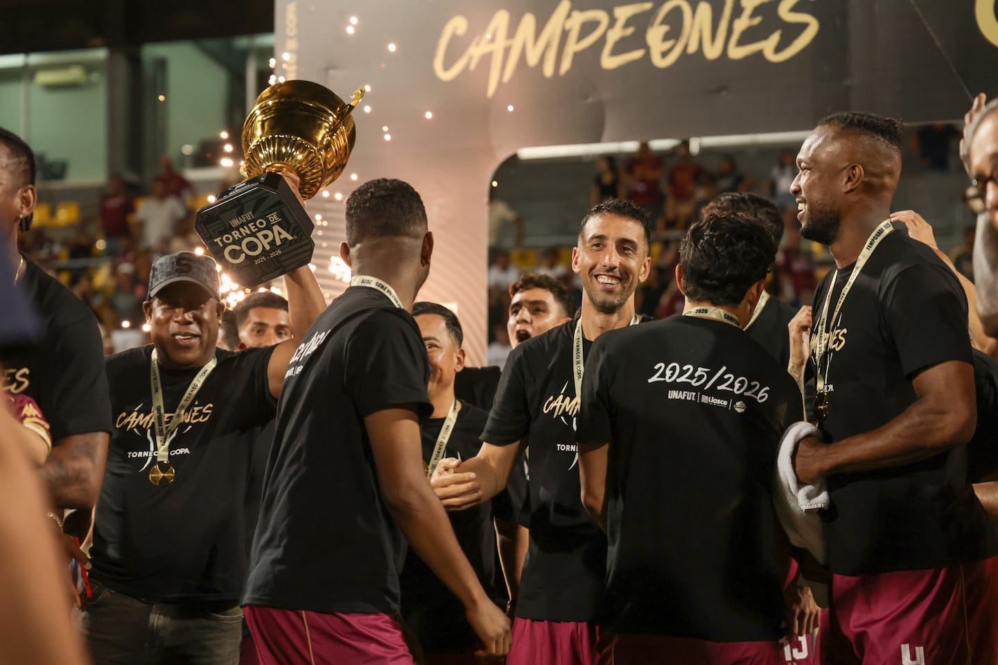 Siéntase como un jugador al recibir la medalla de campeón: Saprissa hace posible vivir la experiencia