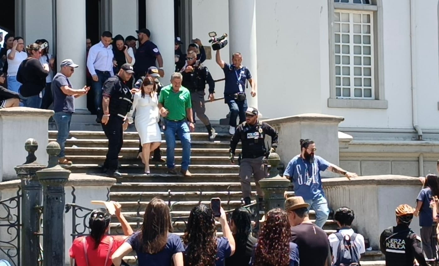 La directora Adriana Rivera fue retirada del Colegio San Luis Gonzaga con el resguardo de la Fuerza Pública y Policía Municipal luego de que los estudiantes se opusieran a su presencia en la institución.