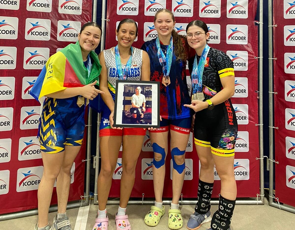 Juegos Nacionales
Haltefofilia
En la categoría Femenina SUb 23 – 59 kg, Valeria Araya (Heredia)
Junie Vargas (Esparza)
Ana Diaz (Abangares).
Portaba el retrato de su difunto entrenador, Roberto Rivera
Junie Vargas (San Carlos)
2 de julio del 2024
Cortesía: Icoder