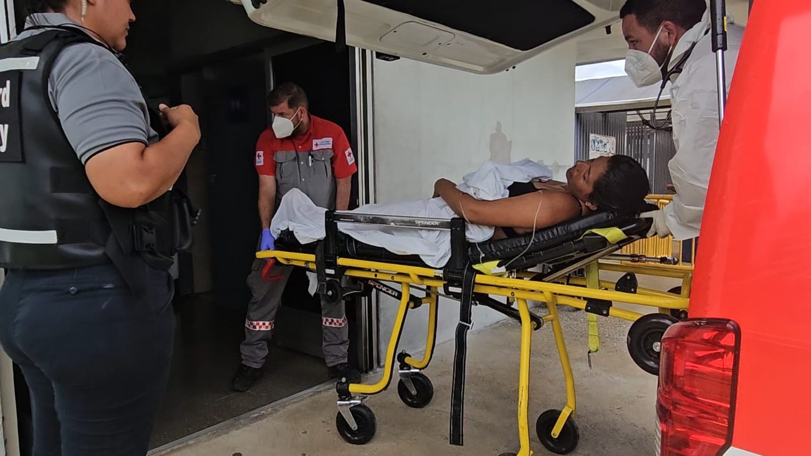 Cinco personas fueron remitidas a centros médicos locales luego de intoxicarse con un agroquímico en una finca piñera en Aguas Zarcas de San Carlos.