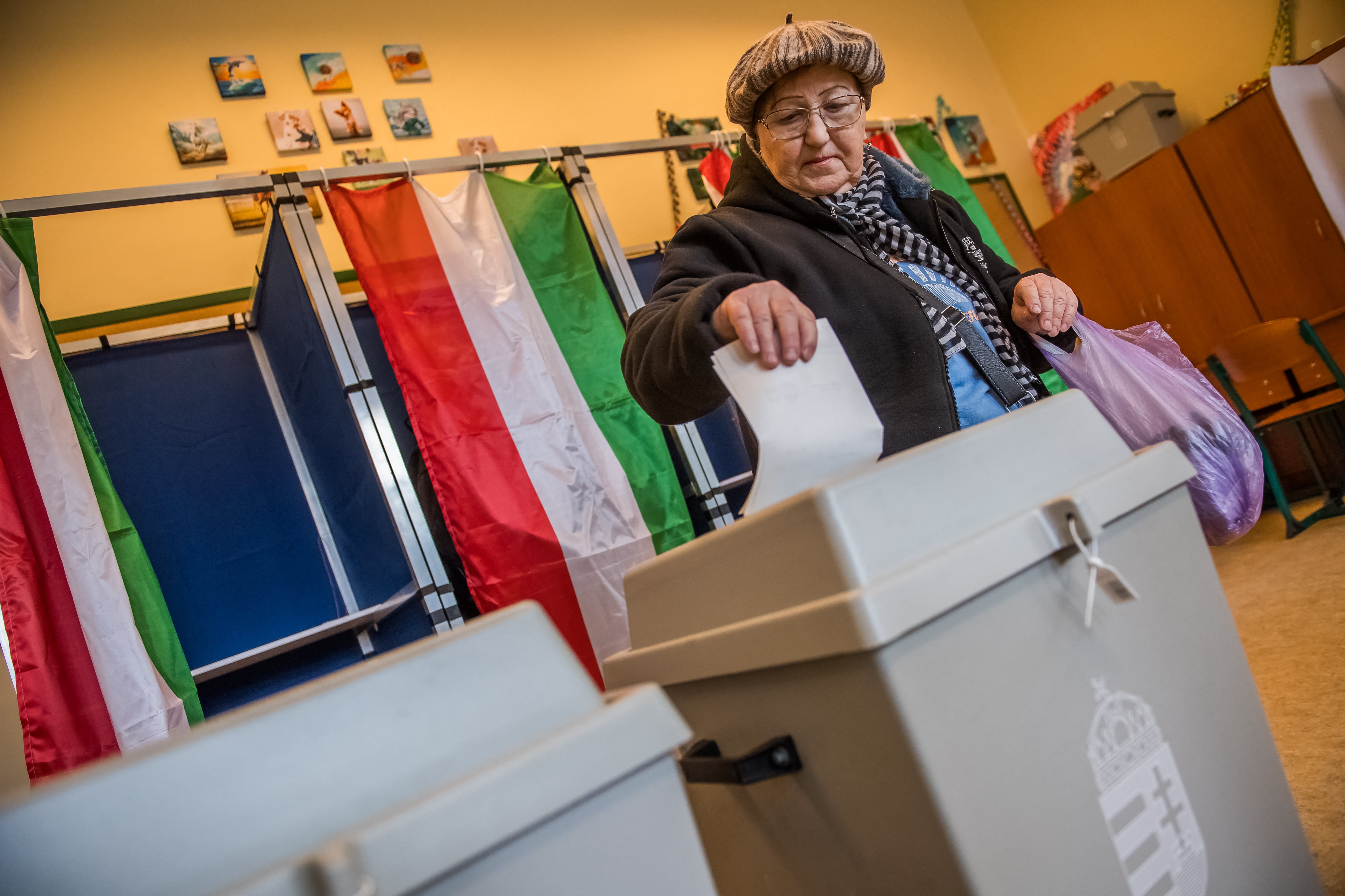 Una mujer deposita su voto en un centro electoral en Solymar, a 20 kilómetros de Budapest, durante las elecciones generales en Hungría, el 12 de abril de 2026. La participación en los comicios parlamentarios, seguidos de cerca, alcanzó un récord del 54% al mediodía.