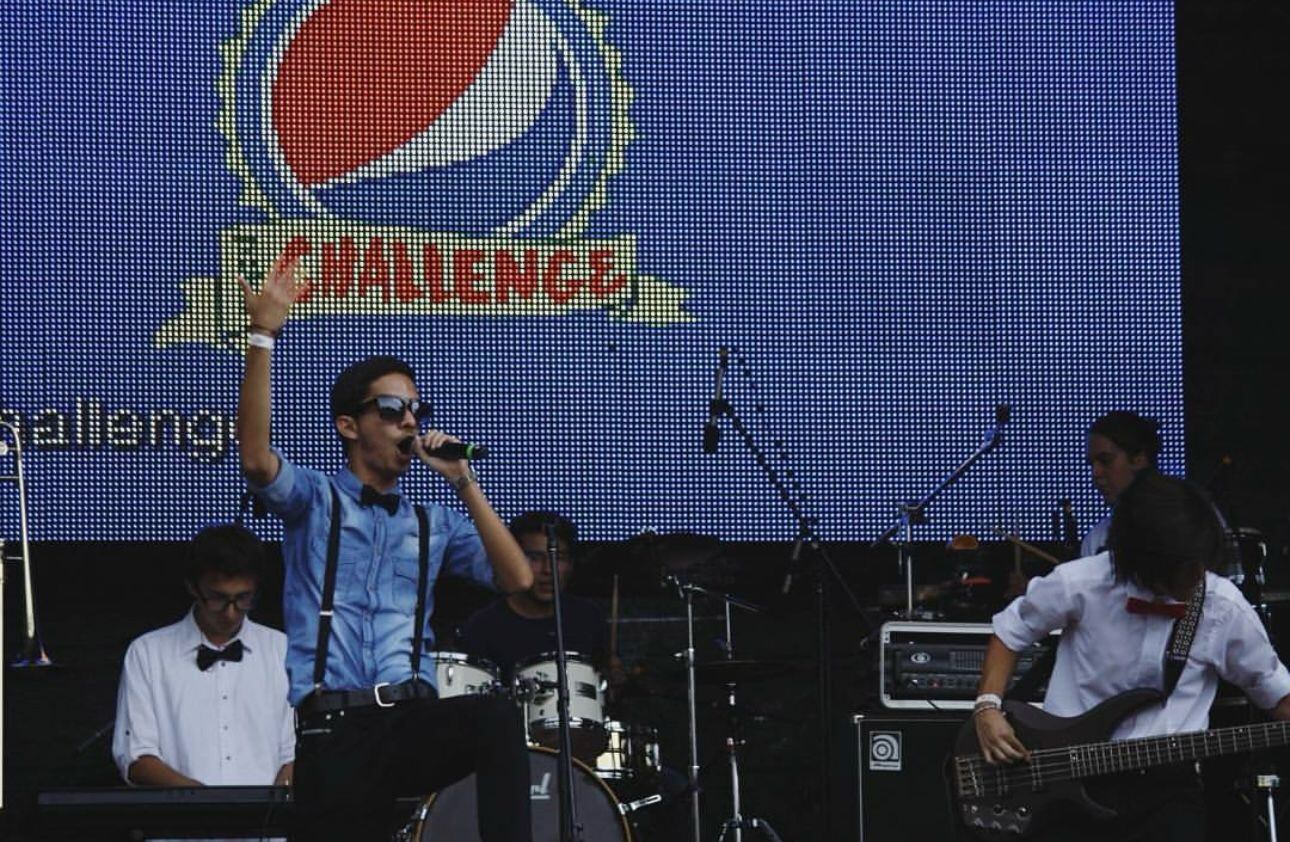 Alonso divide su tiempo entre la enseñanza y la música. Como cantante, trabaja en bodas y eventos, desde muy joven se interesó por esta carrera.