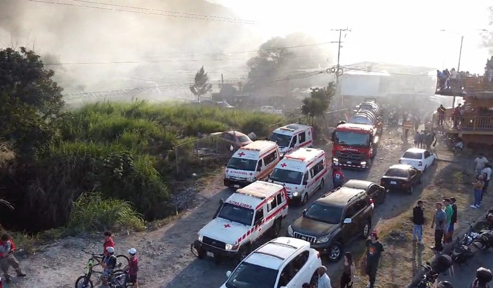 La Cruz Roja envió cinco ambulancias para la atención de al menos 15 pacientes afectados por el humo y el traslado de una grave por un golpe. Foto: Cruz Roja.