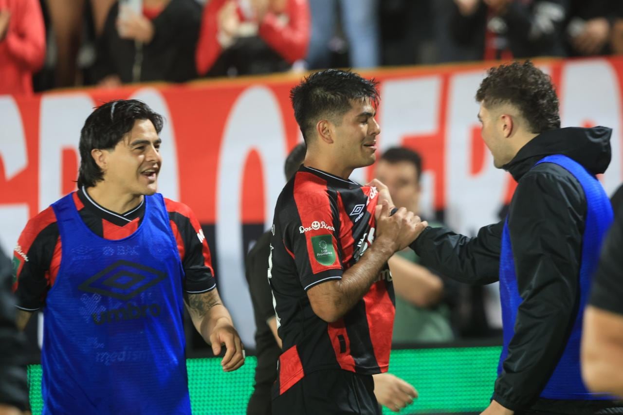 Juego entre liga vs Puntarenas por el segundo partido de la semifinal / foto Rafael Pacheco