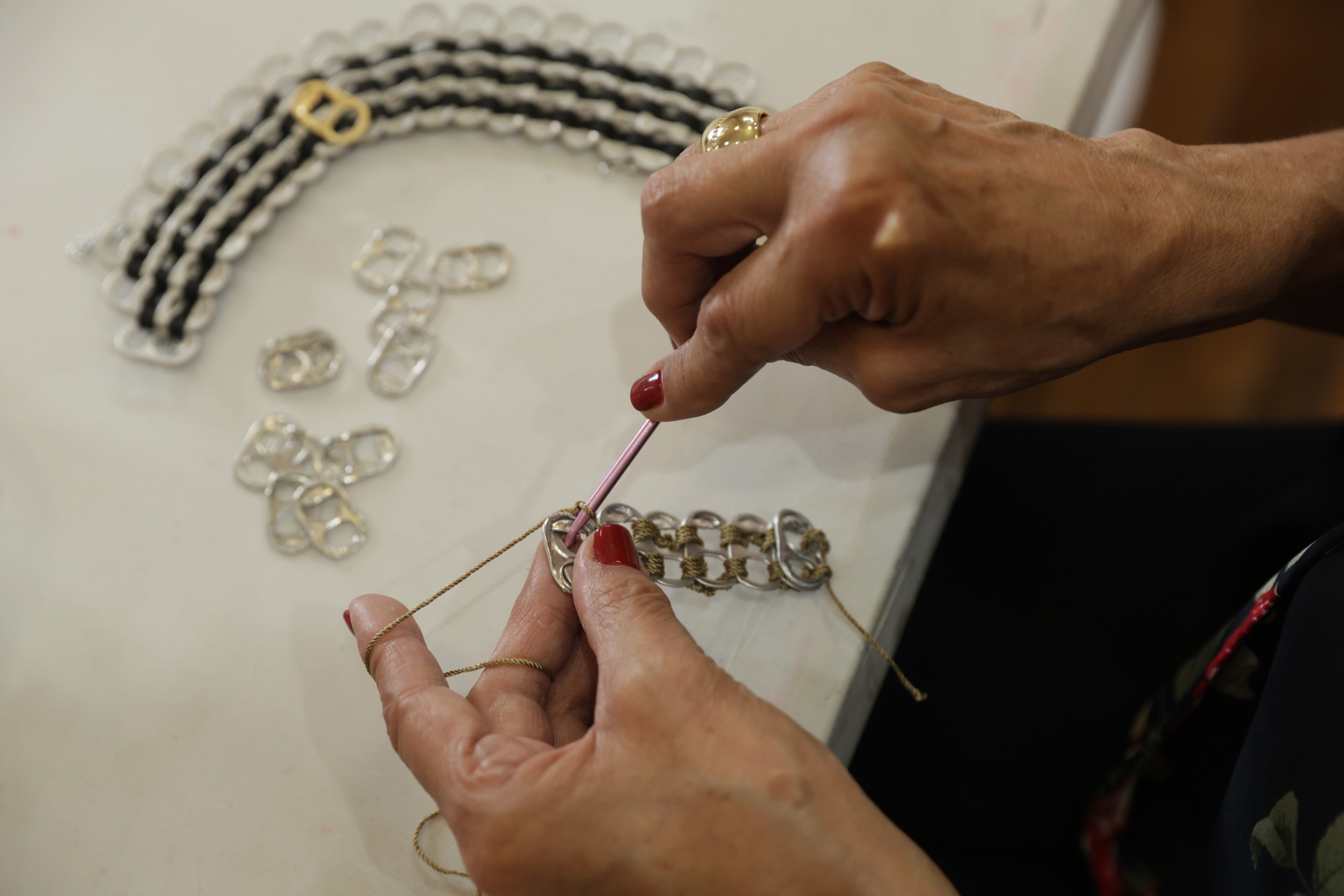Lenis García enseña sus bolsos y da capacitación a alumnas quienes aprenden esta técnica
