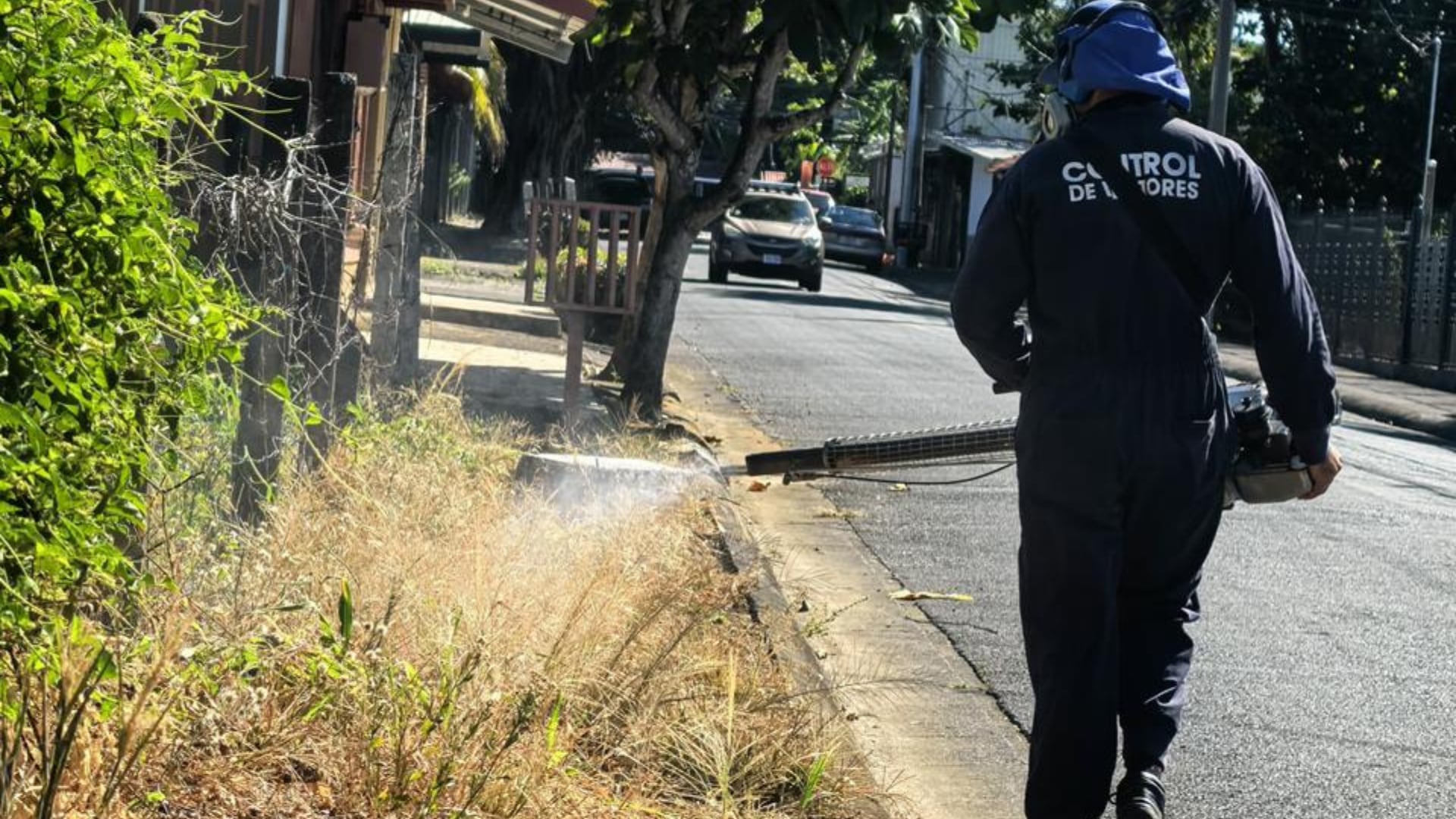 Personal del Ministerio de Salud realiza fumigaciones en comunidades de Esparza como parte de las acciones para controlar el mosquito transmisor de chikungunya.