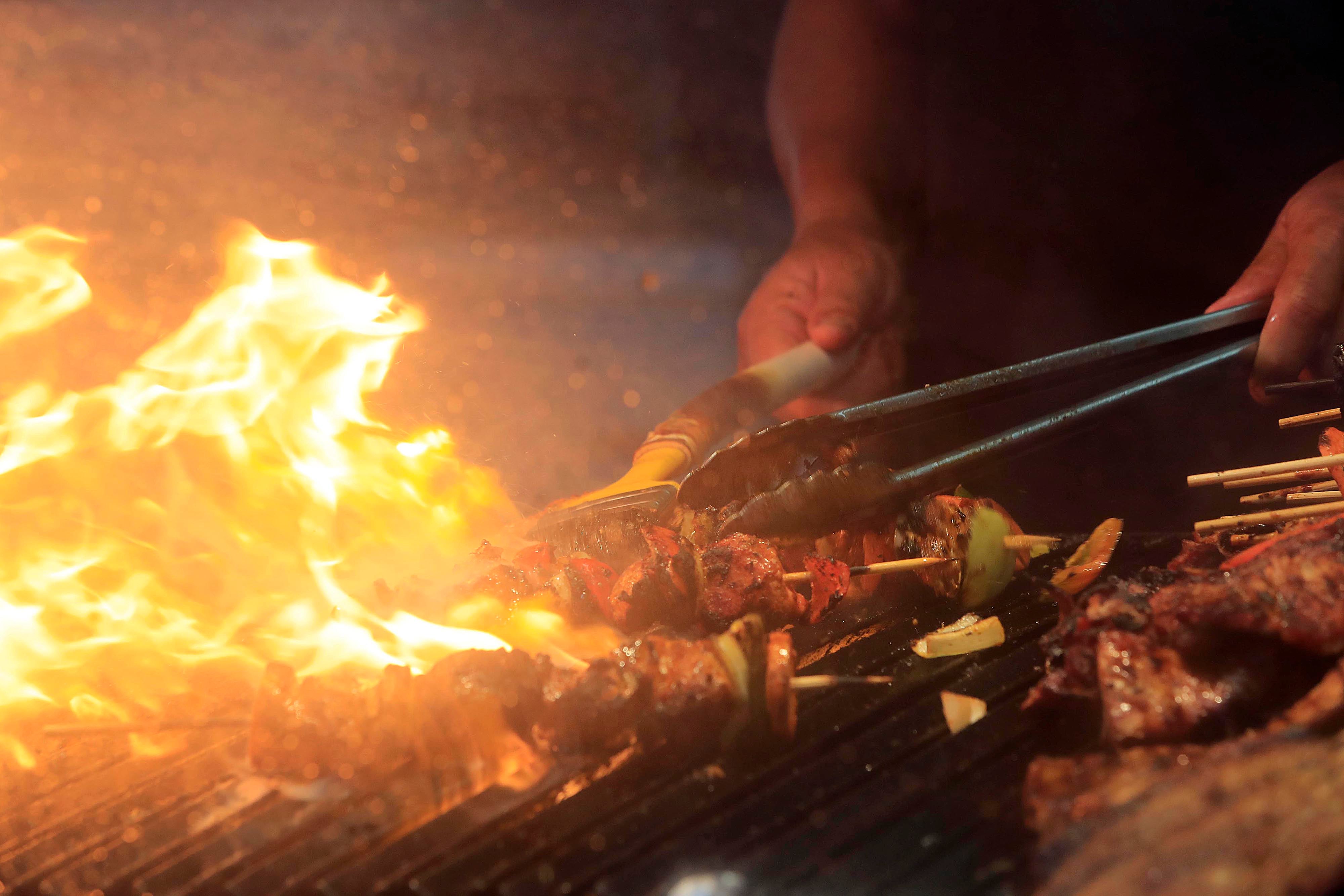 26/12/2023 Zapote. Mucho movimiento se apreció este martes, durante la tarde noche, en el campo ferial. Gran cantidad de gente disfrutó las comidas y de los juegos mecánicos.