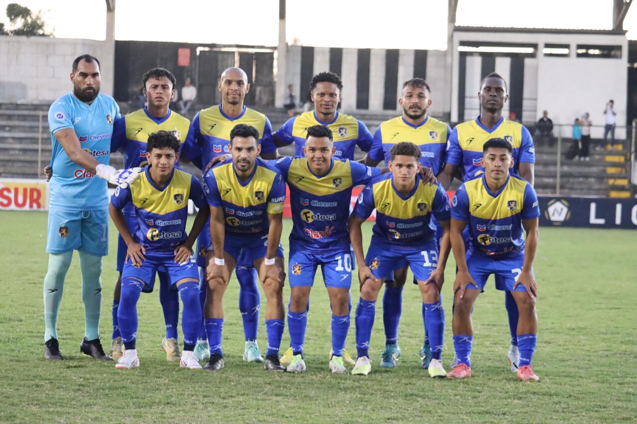 Israel Reyes (primero abajo de der. a izq.) llegó en enero al Managua F.C. Fotografía: Cortesía