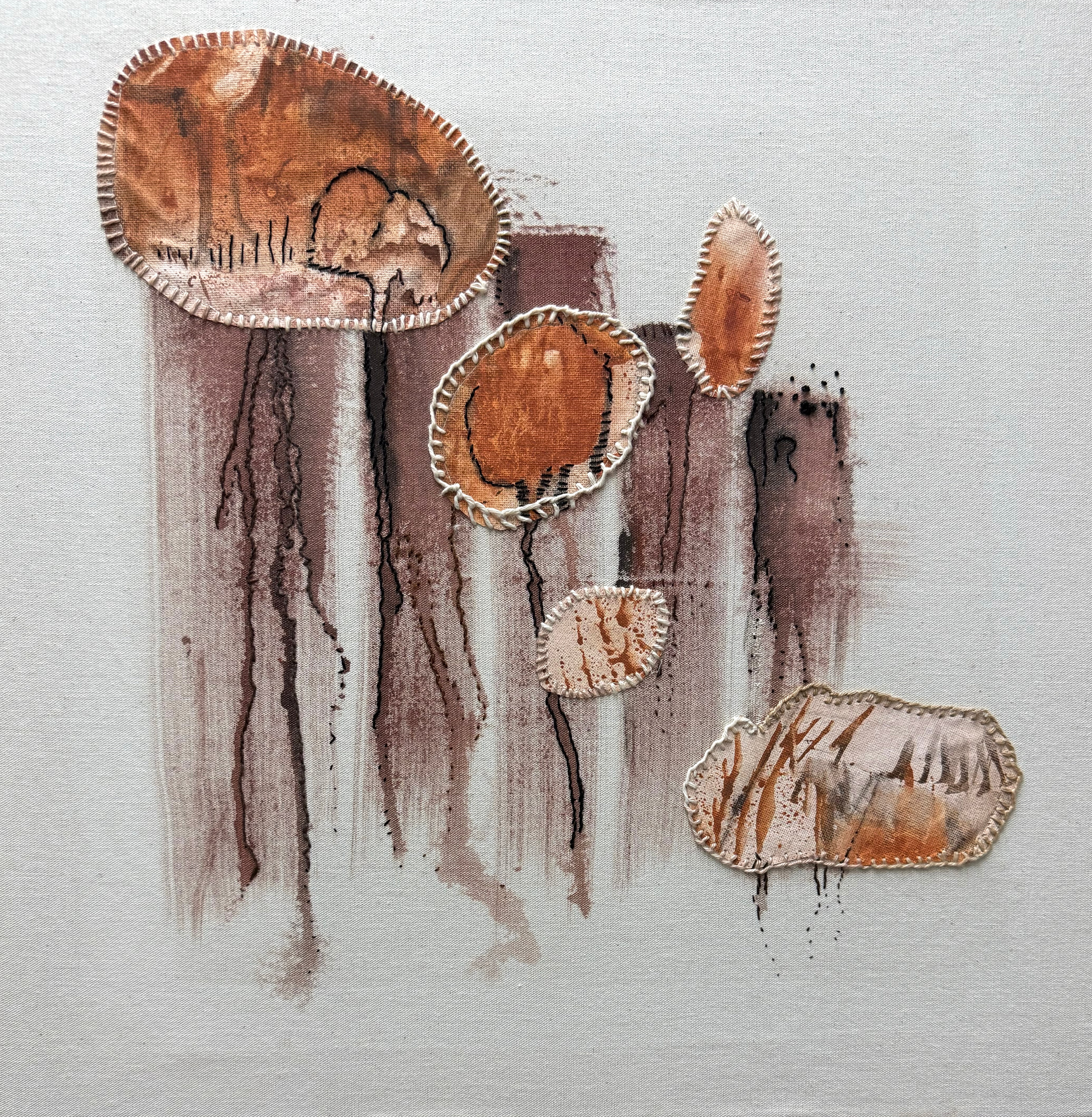 Obra de Magda Córdoba de la Serie Instantes #4, Pigmentos curiol, acuarela, hilos sobre tela 22 cm x 25 cm.
