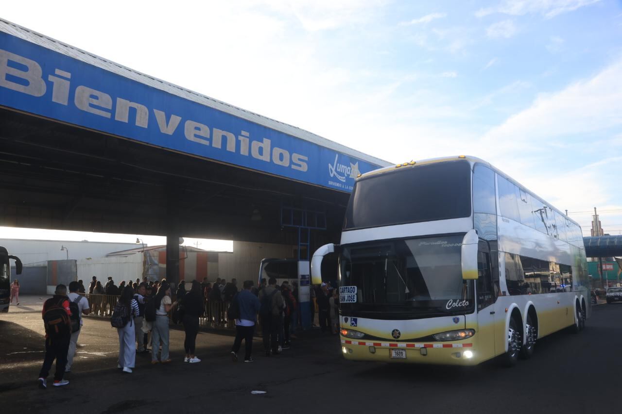 Las unidades de Caribeños reforzarán el servicio entre San José y Cartago a partir de este lunes. Foto: Rafael Pacheco.