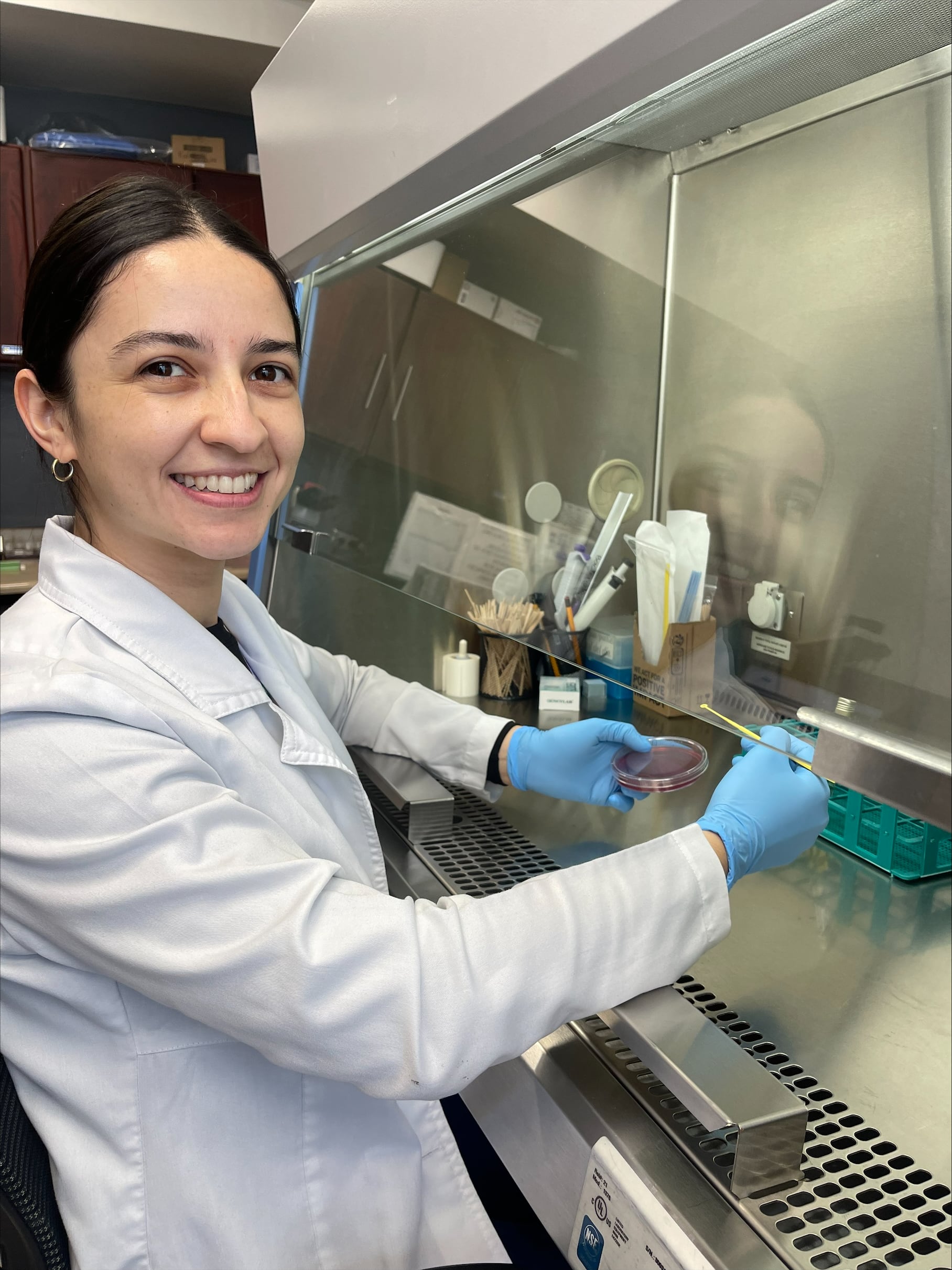 Graciela Bermúdez Sancho, de 28 años, está por cumplir cinco años de ejercer como Microbióloga, la carrera que estudió y en la que consiguió trabajo un mes después de graduarse. Foto: Graciela Bermúdez para LN