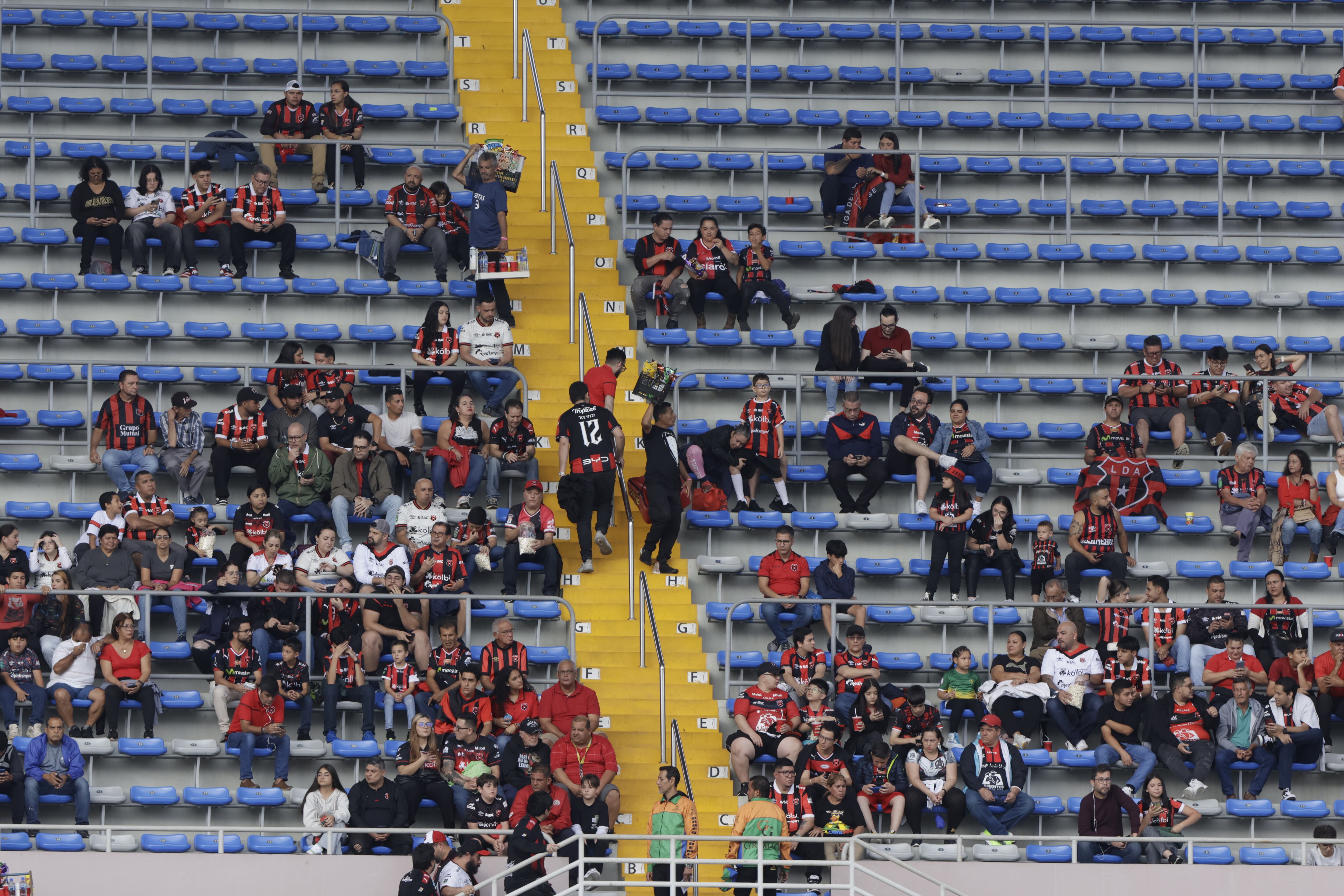 Poco a poco empezaron a llegar los aficionados de Liga Deportiva Alajuelense al Estadio Nacional.