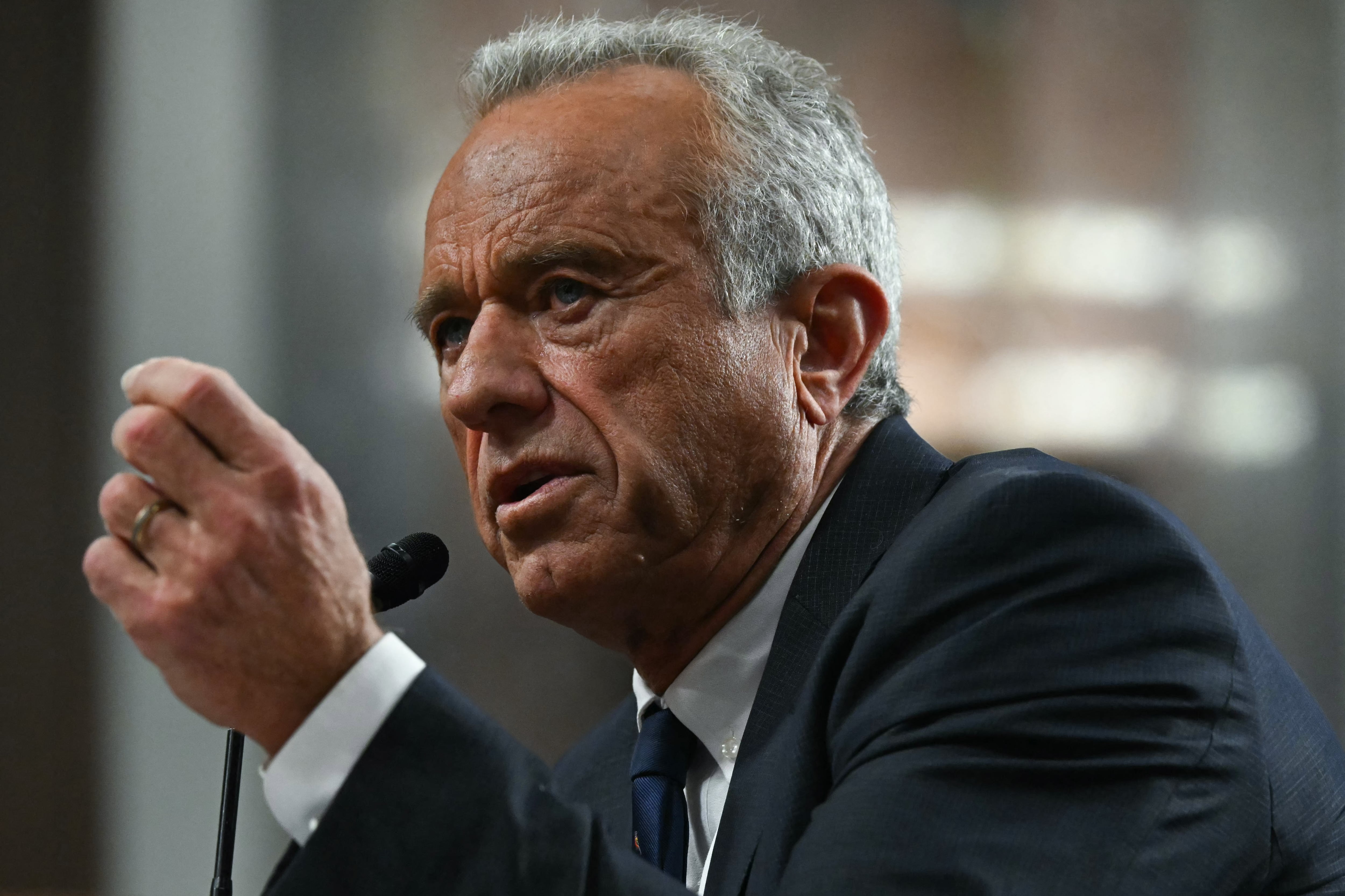 El candidato a secretario de Salud y Servicios Humanos de Estados Unidos, Robert F. Kennedy Jr., testifica durante una audiencia del Comité de Finanzas del Senado sobre su nominación para ser secretario de Salud y Servicios Humanos, en el Capitolio en Washington.
