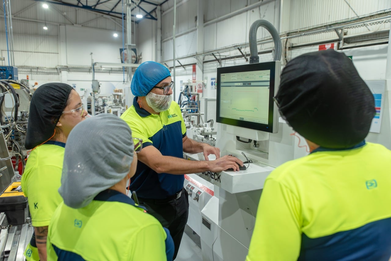 Smurfit Westrock abrió plazas operativas en Heredia y ofrece beneficios como transporte nocturno, becas y alimentación subsidiada.