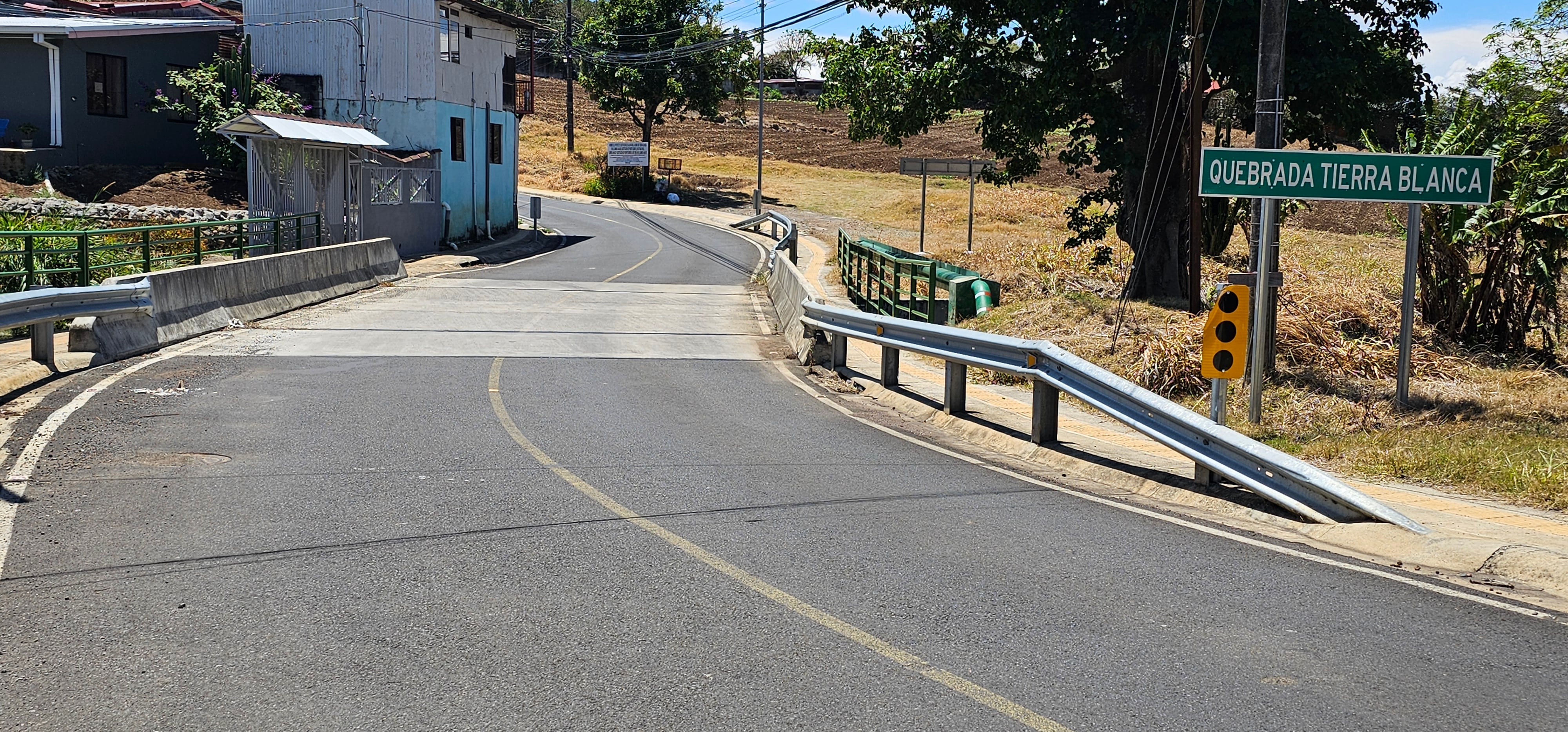 Alcantarilla de cuadro doble en Calle Isidreña sustituye estructura insuficiente. Mejora drenaje, habilita dos carriles y suma seguridad con pasarelas y barreras.