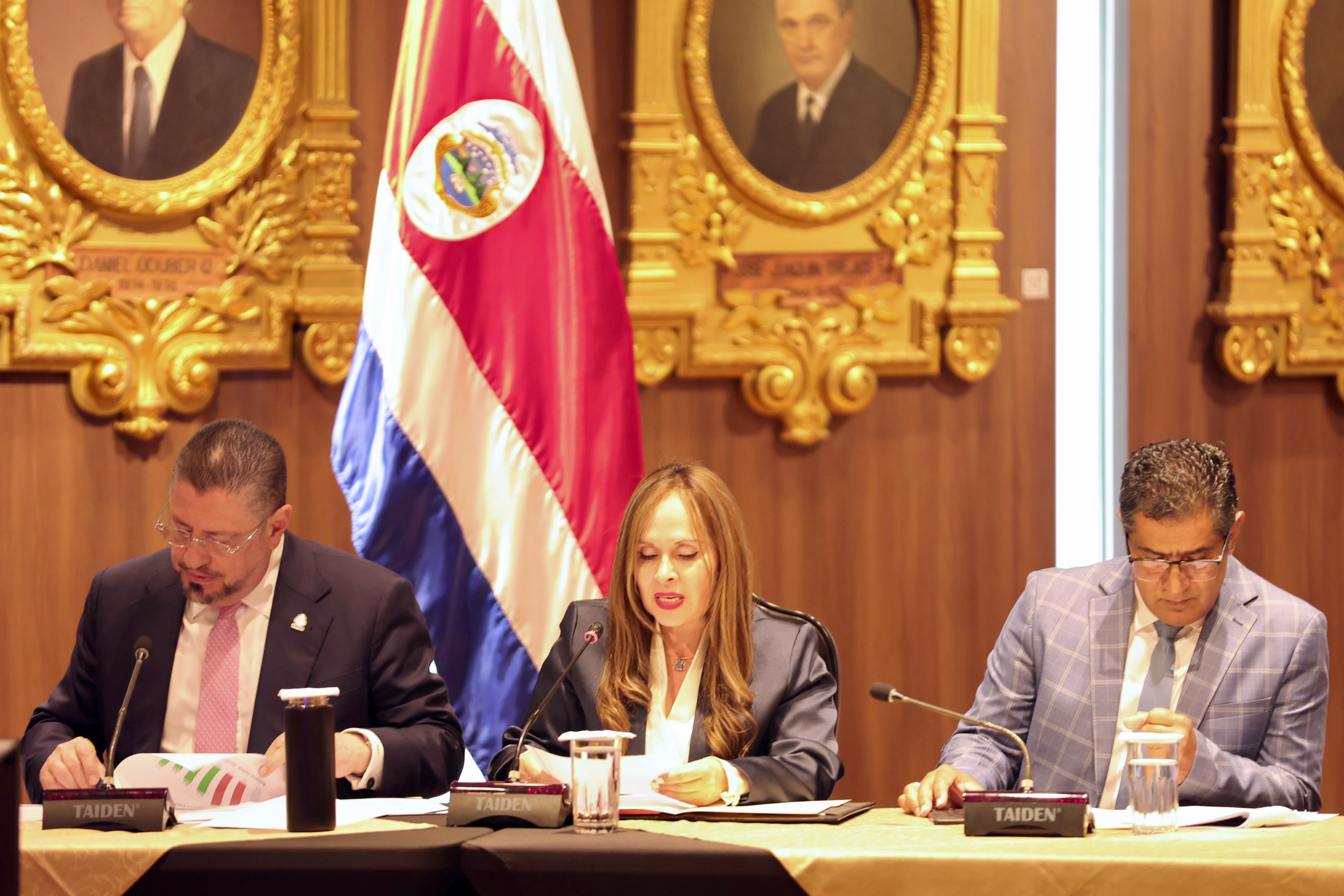 Rodrigo Chaves, ministro de Hacienda, entregó el plan de Presupuesto Nacional para el 2027 a Yara Jiménez, presidenta de la Asamblea Legislativa y Nogui Acosta, presidente de la Comisión de Asuntos Hacendarios. Martes 1.º de setiembre 2026.