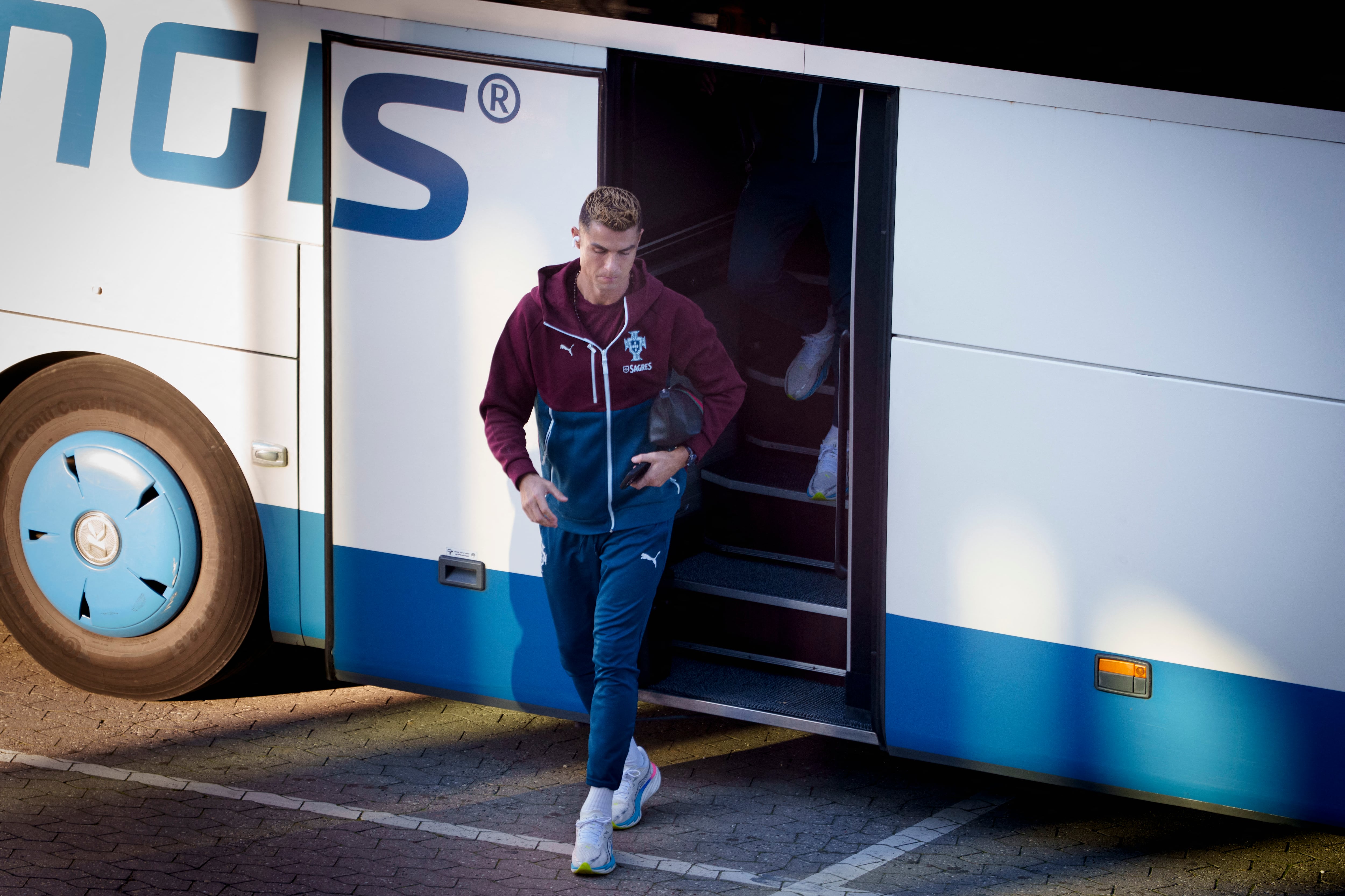 Cristiano Ronaldo llega al entrenamiento de Portugal del martes en Dinamarca, antes de abandonar sorpresivamente el grupo al saber que no iba a ser titular.