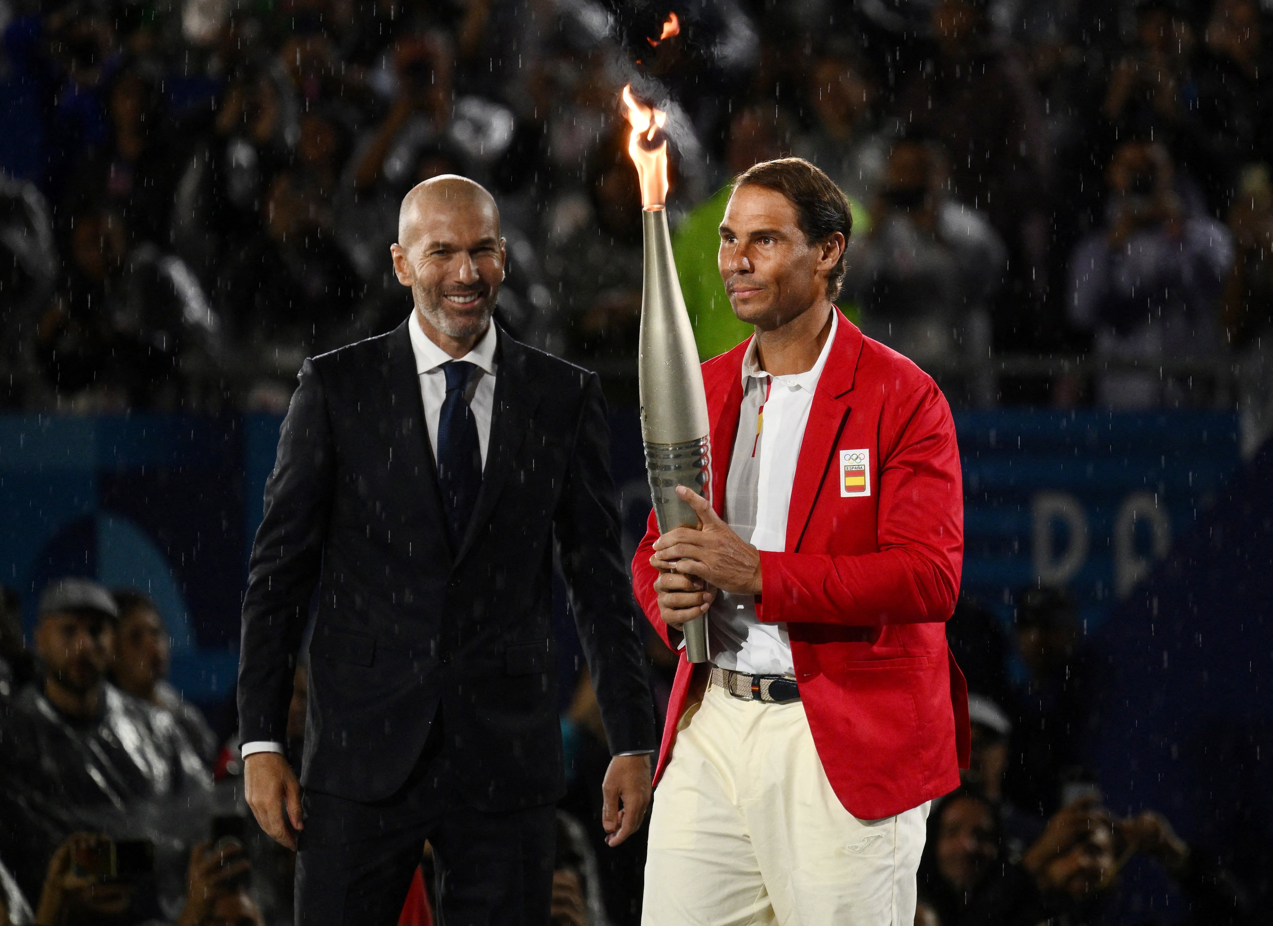 El exfutbolista francés Zinedine Zidane le entregó la llama olímpica en el Trocadero al tenista español Rafael Nadal, durante la ceremonia de apertura de los Juegos Olímpicos de París 2024.