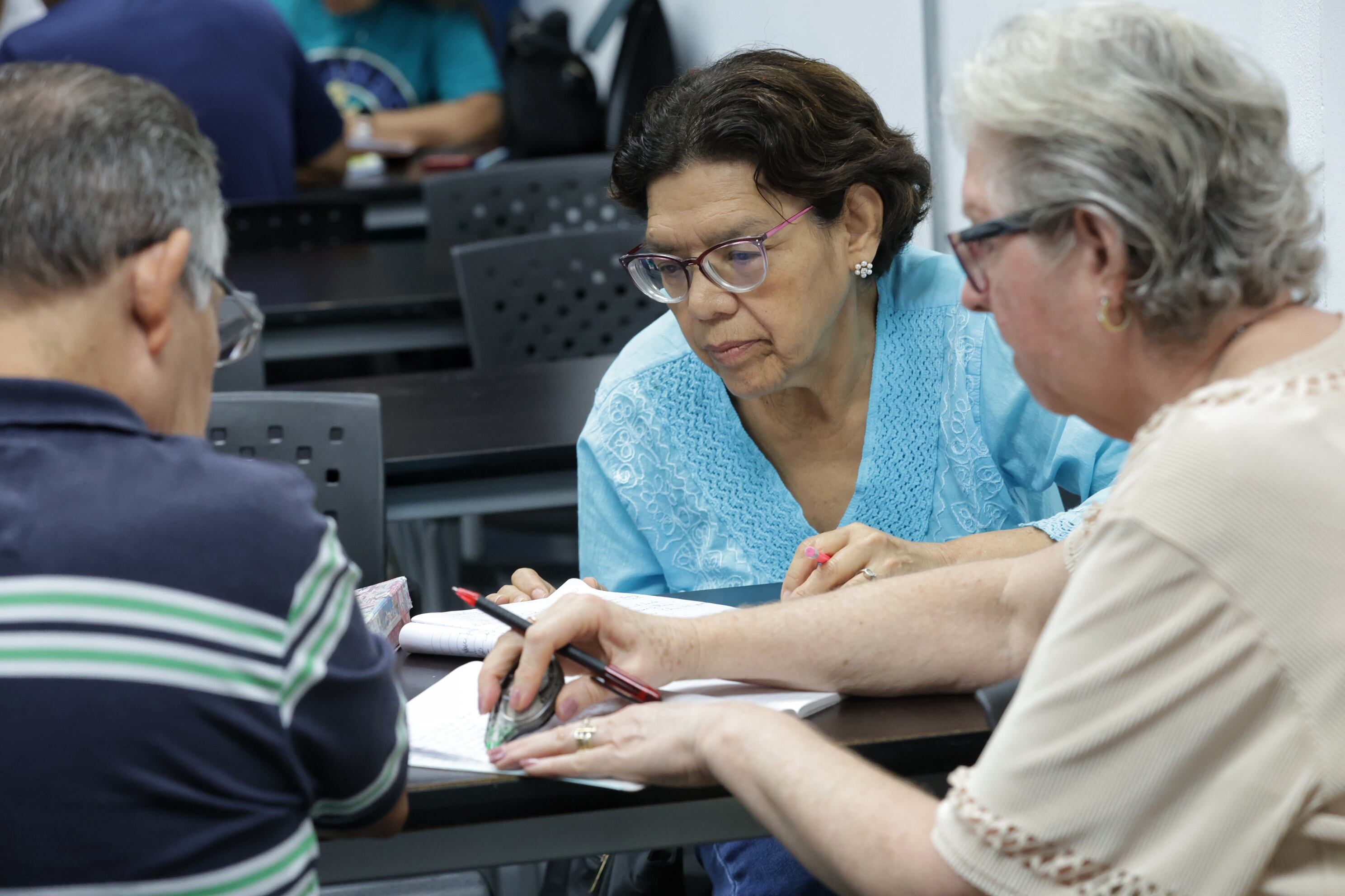 20/09/2024/ trabajo sobre la soledad, reportaje de adultos mayores durante cursos varios en que ven en AGECO. Ellos ven en esos cursos una forma de no sentirse solos y no "enfermarse de soledad" / foto John Durán