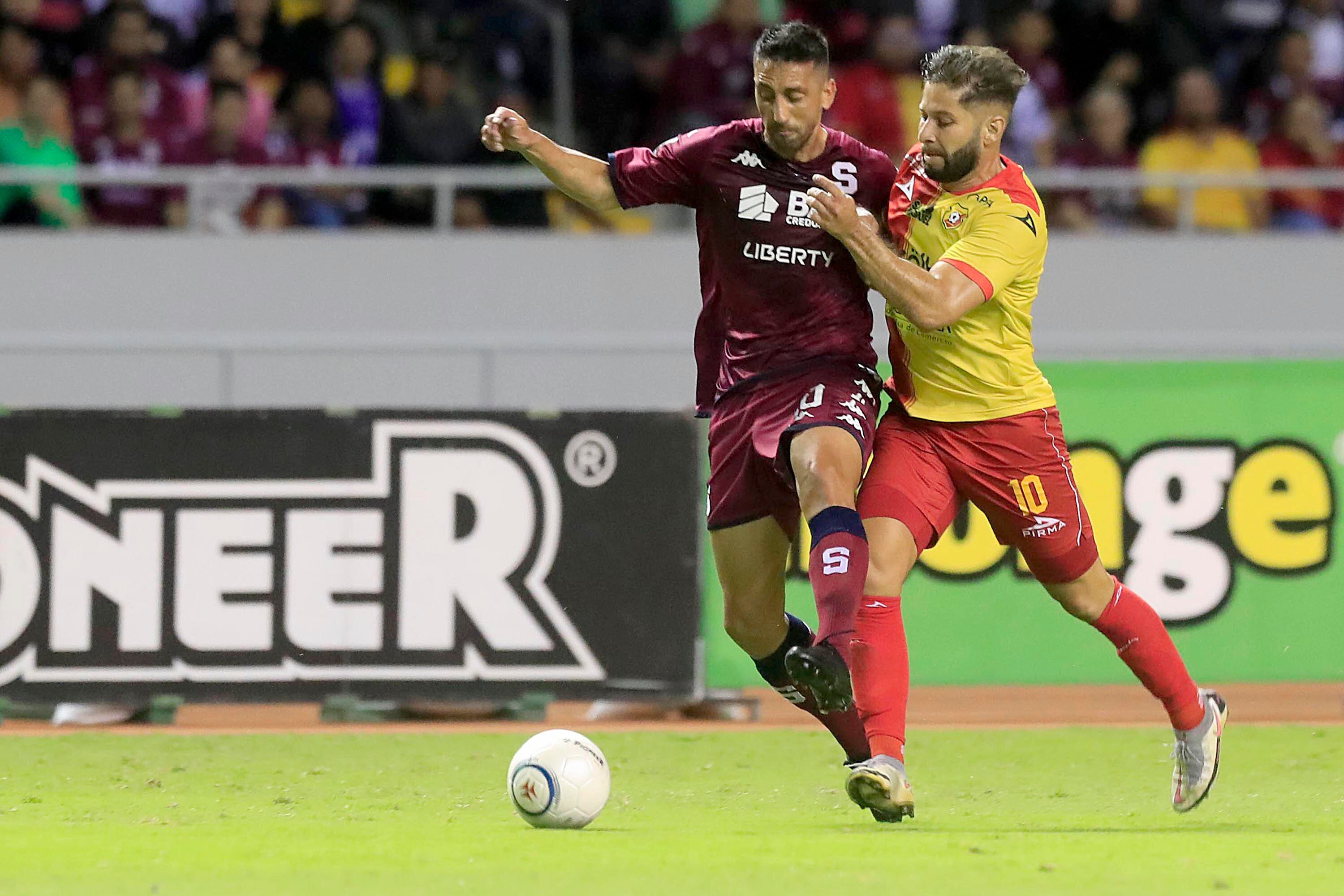 18/07/2023 Estadio Nacional. El Deportivo Saprissa se enfrentó al Club Sport Herediano por la Supercopa. Mariano Torres y Elías Aguilar.