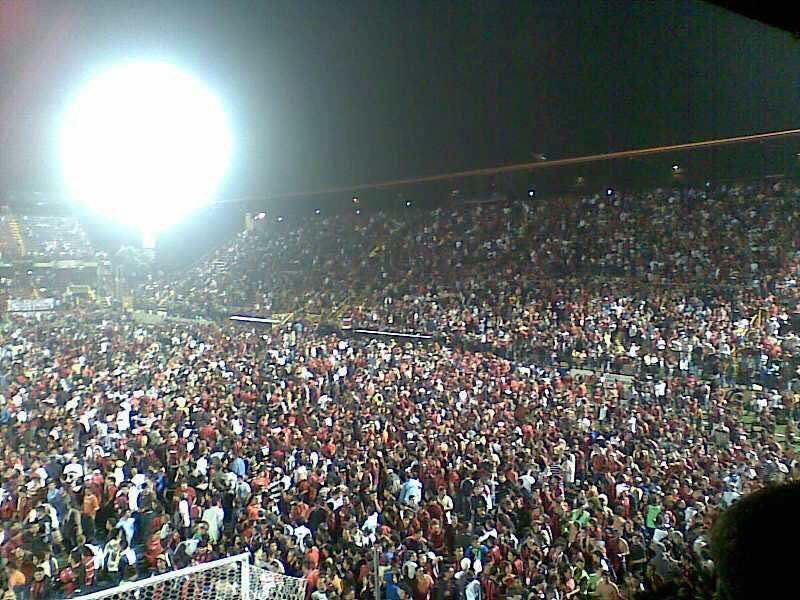 Esa invasión de cancha en el Estadio Alejandro Morera Soto y una locura total se vivió en el partido de despedida de Wílmer López, el 22 de julio de 2009.