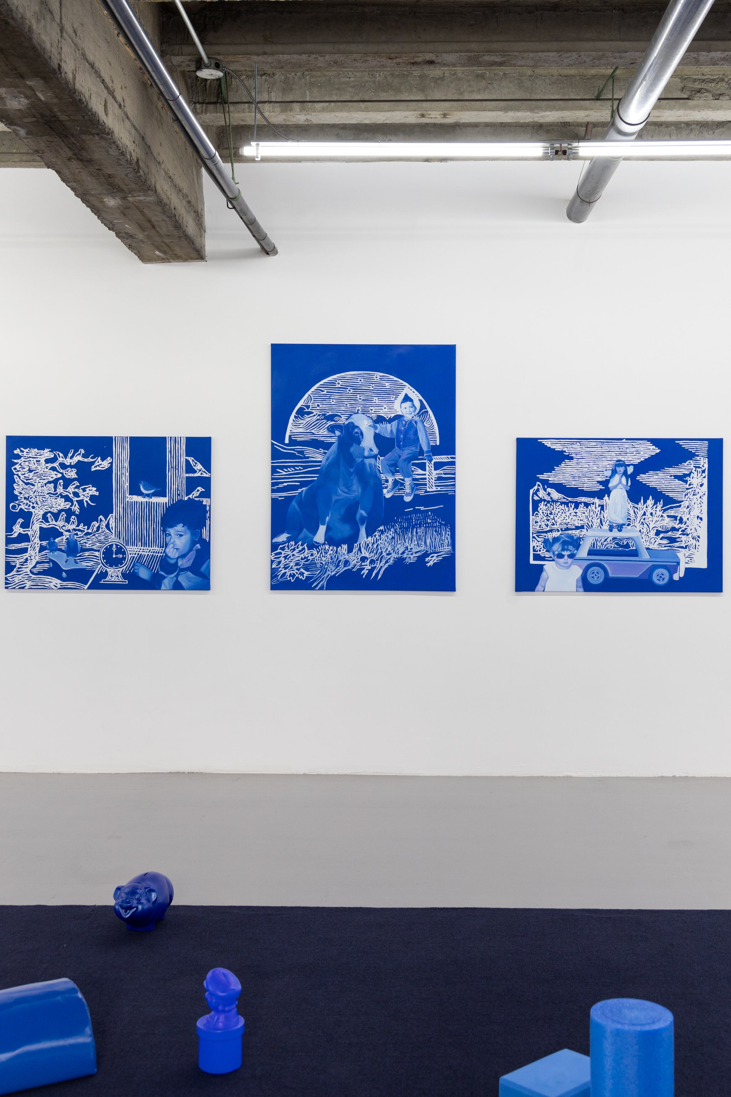 Néstor Fajardo pone a dialogar sus fotografías intervenidas con objetos, todas en tonos de azul.