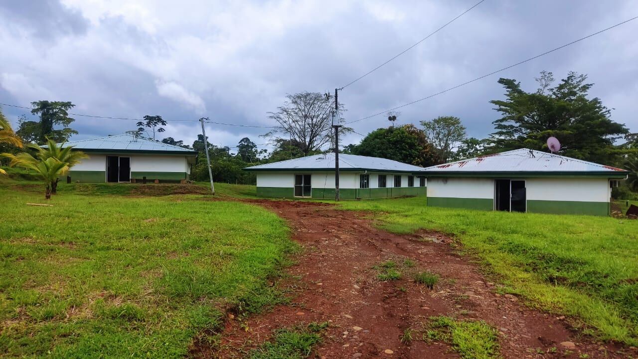 Instalaciones que usaba la Policía en la finca Vivoyet, en Crucitas.