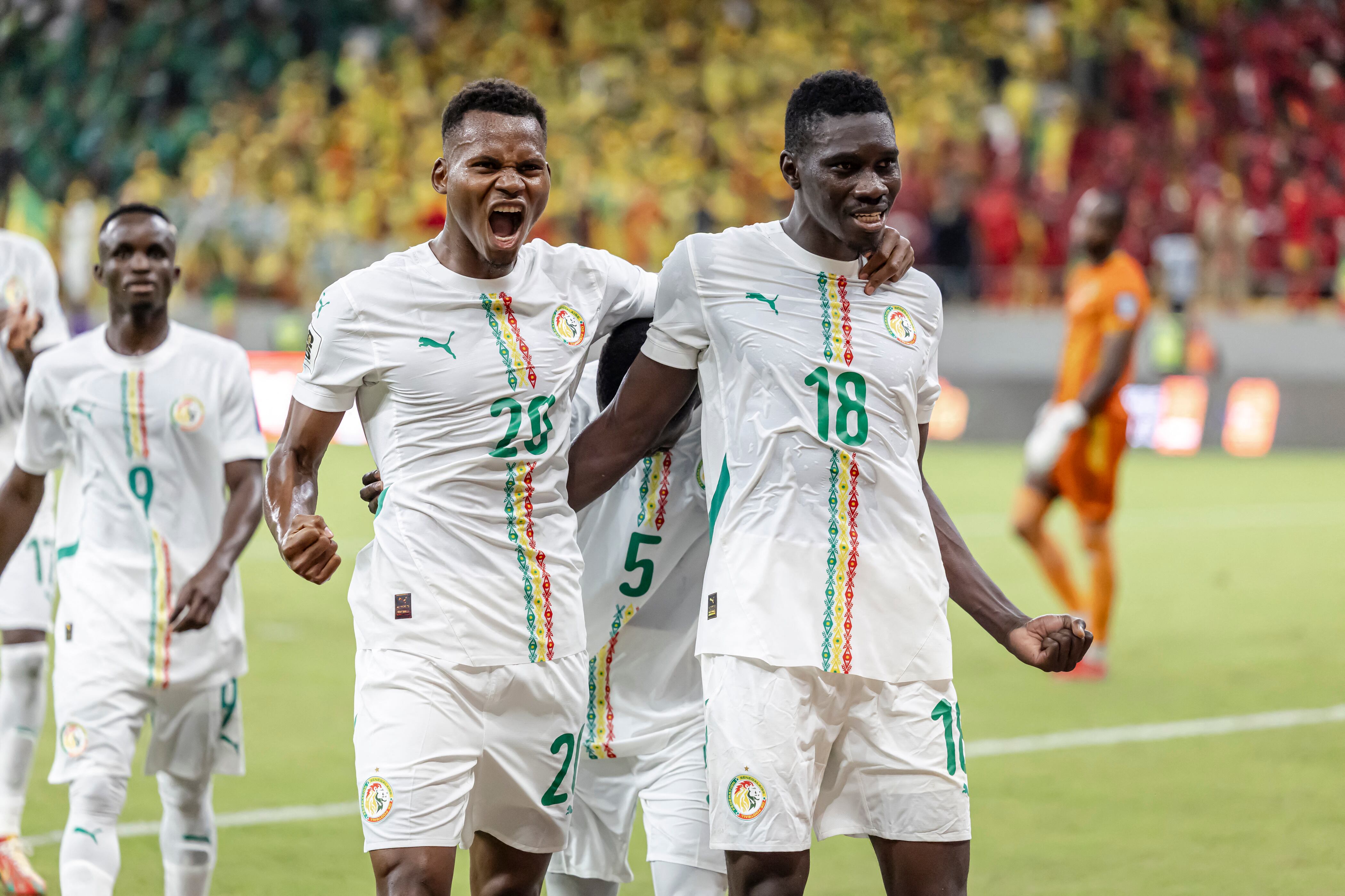 Habib Diallo encabeza el festejo con sus compañeros de Costa de Marfil después de asegurar la clasificación a la Copa del Mundo 2026.