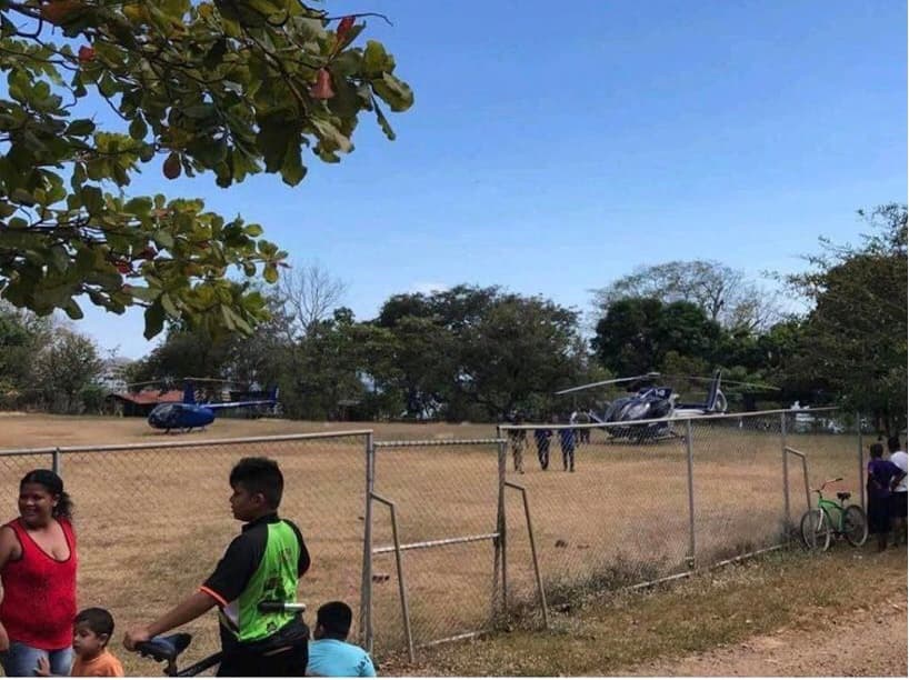 En esta fotografía tomada el 18 de febrero, en Costa de Pajaros, se observan los dos helicópteros en que viajó Fabricio Alvarado y personeros del PRN.