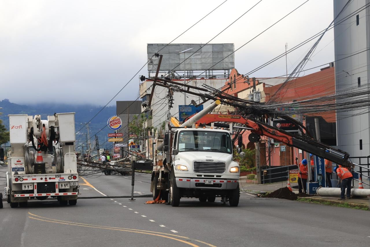 Trabajadores de la CNFL este martes por la mañana en las reparaciones eléctricas en Curridabat, cerca del Colegio Federado de Ingenieros y Arquitectos de Costa Rica (CFIA). Fotografía:
