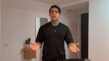 La insólita razón por la que un influencer enfrenta sanciones de reconocida aerolínea