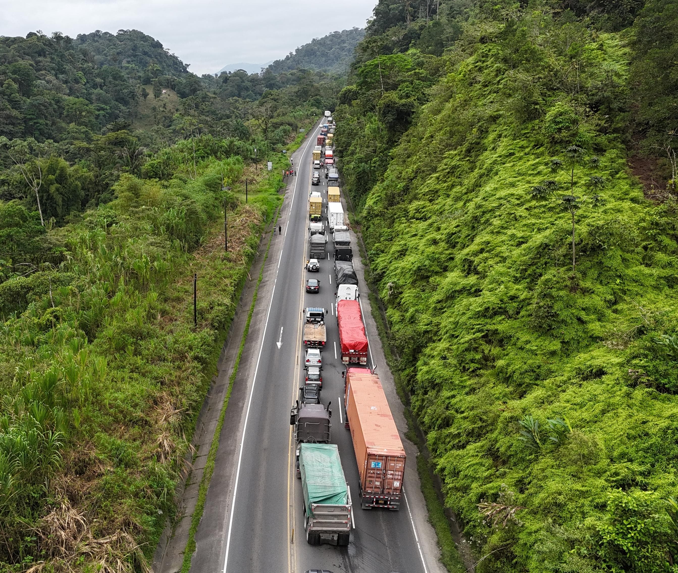 Un motociclista colisionó de frente contra un carro y falleció en el lugar del accidente.