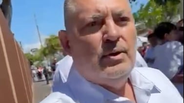 Ciudadano increpa a José Miguel Villalobos en San Ramón por deuda con la CCSS: ¡hubo empujones y gritos!