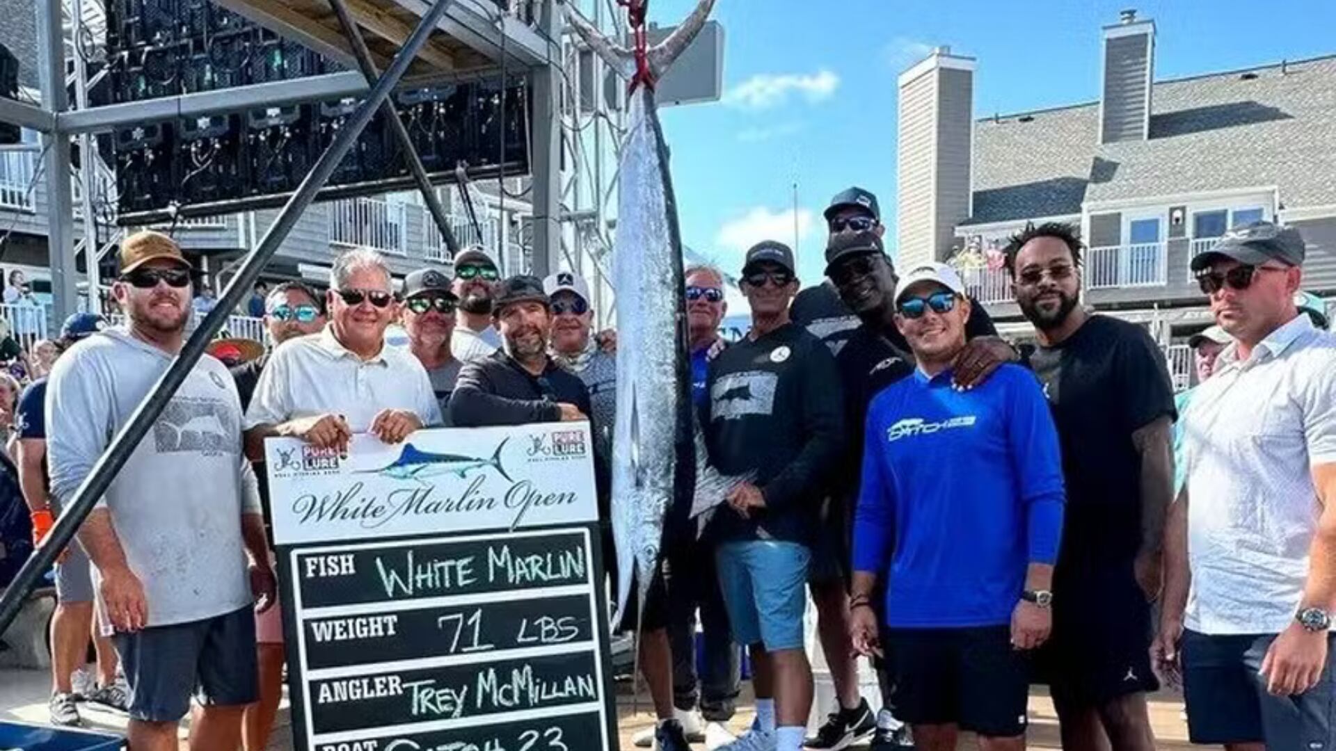 El equipo de Michael Jordan capturó un marlin blanco de 80 kg y ganó $400.000 en el White Marlin Open en Ocean City, Maryland.