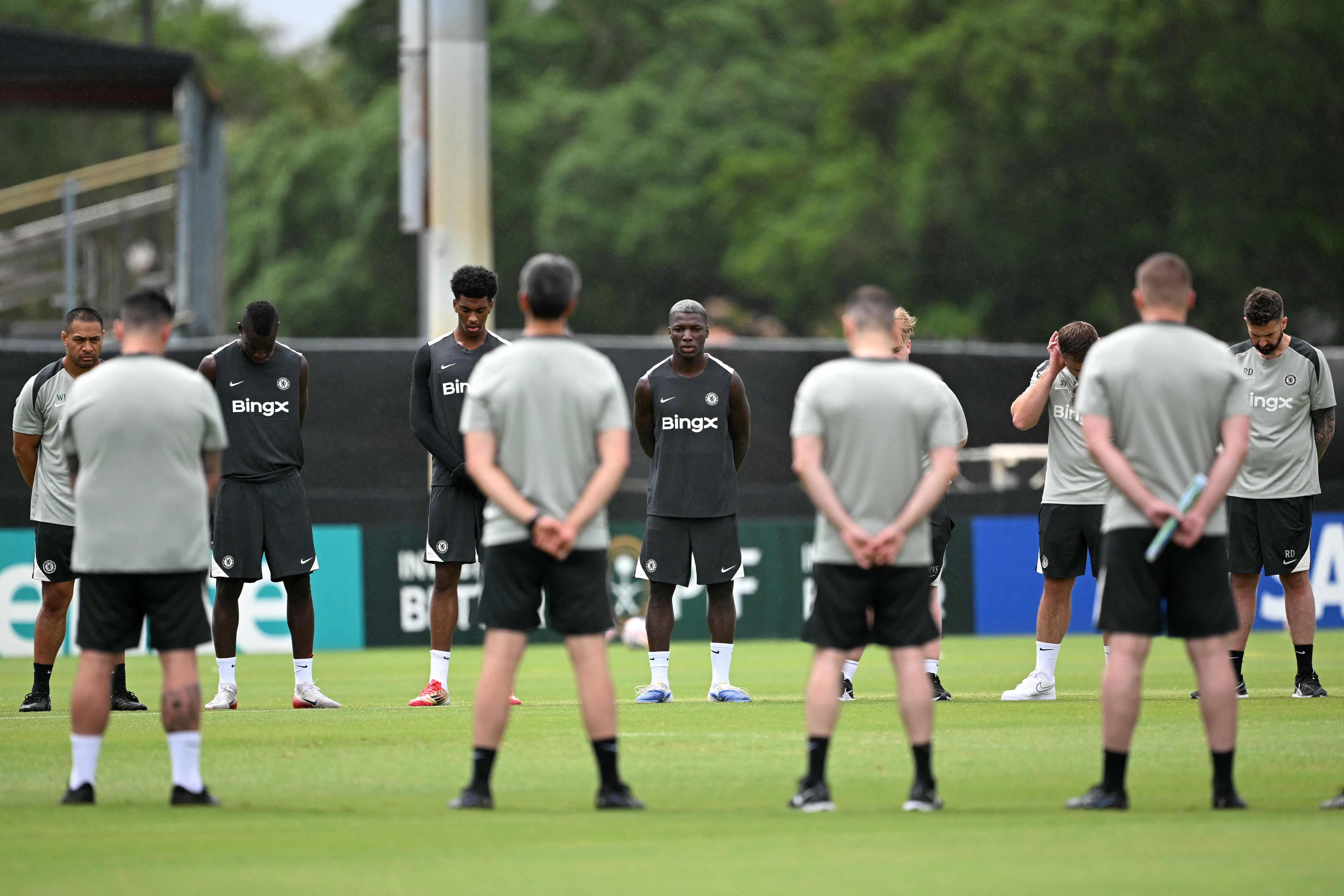 Los jugadores del Chelsea' hicieron un minuto de silencio antes del entrenamiento, por la muerte del futbolista Diogo Jota del Liverpool.