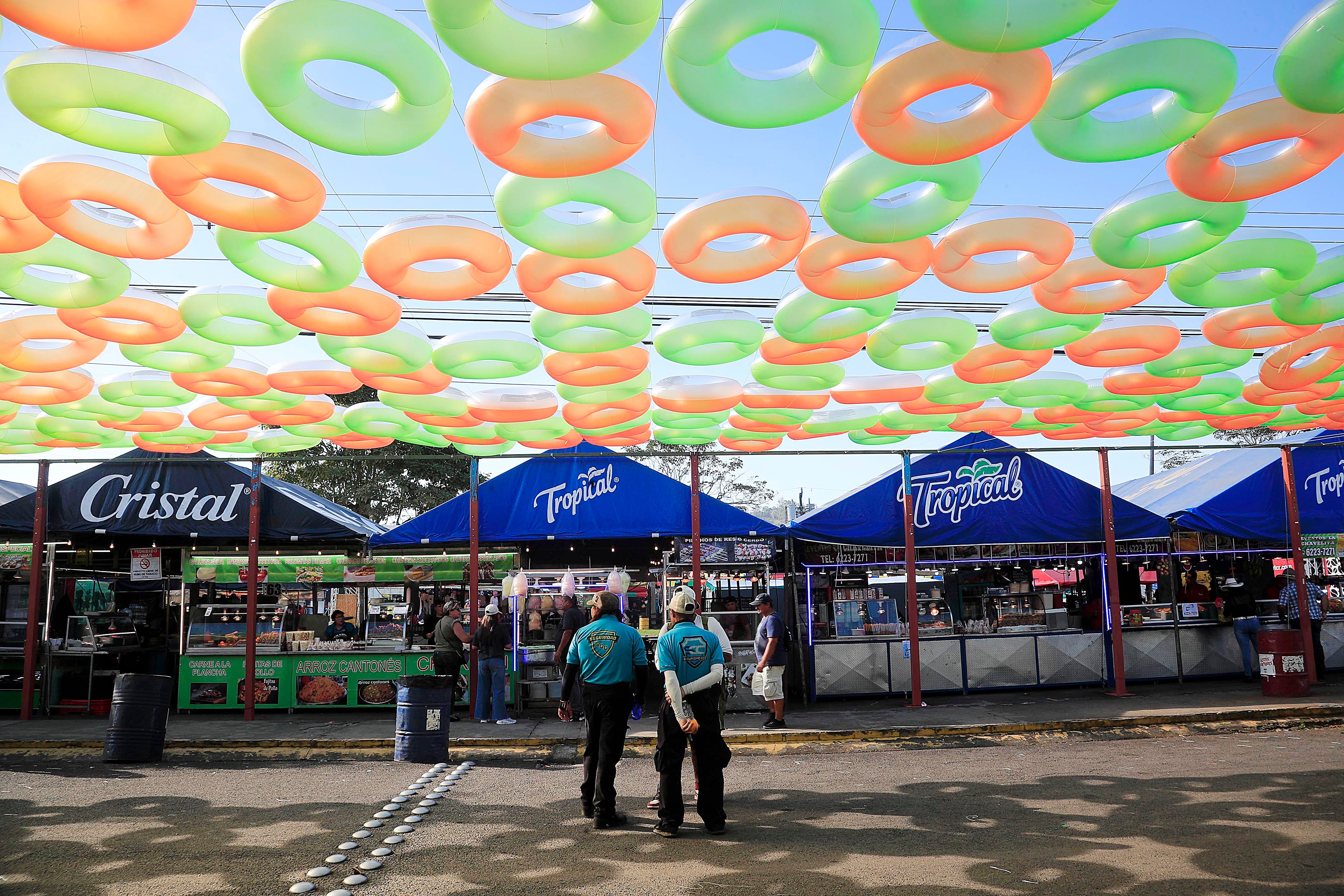 18/01/2024 Palmares. Con una muy escasa concurrencia, tanto de jinetes y caballos como de espectadores, se realizó este jueves el tradicional tope con el que inician oficialmente las fiestas cívicas en este cantón alajuelense. Además de los caballistas, destacó la presencia de reconocidas figuras de la política y la farándula.