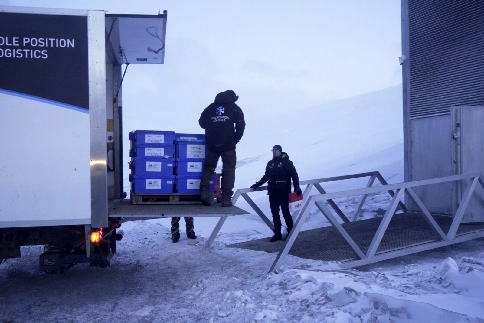 Trabajadores descargan cajas con semillas del Catie en la Bóveda Global de Semillas de Svalbard, Noruega, en un entorno nevado.