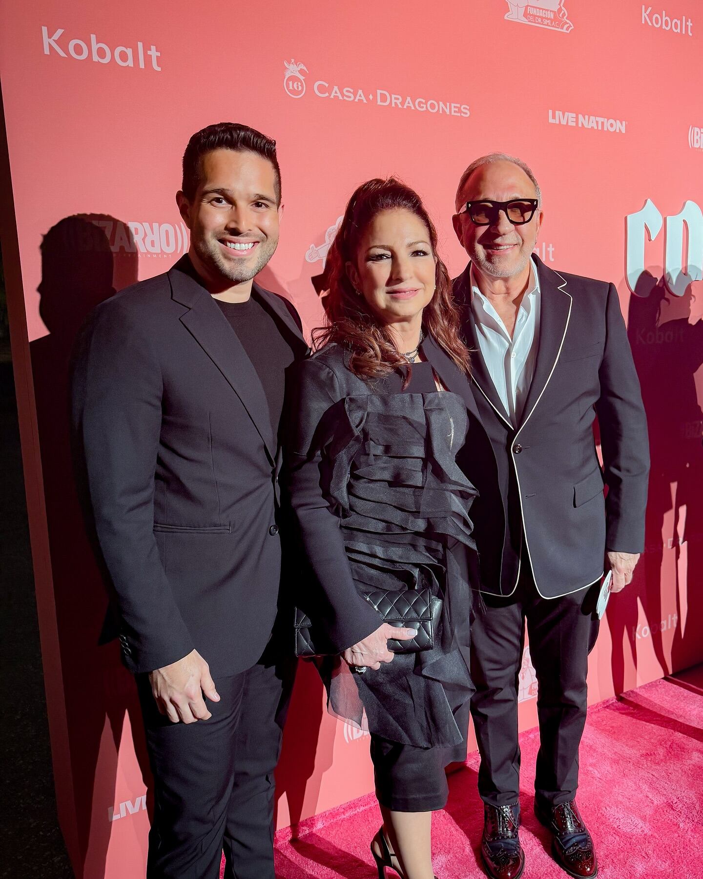 Eduardo Aguirre posando con Gloria y Emilio Estefan.