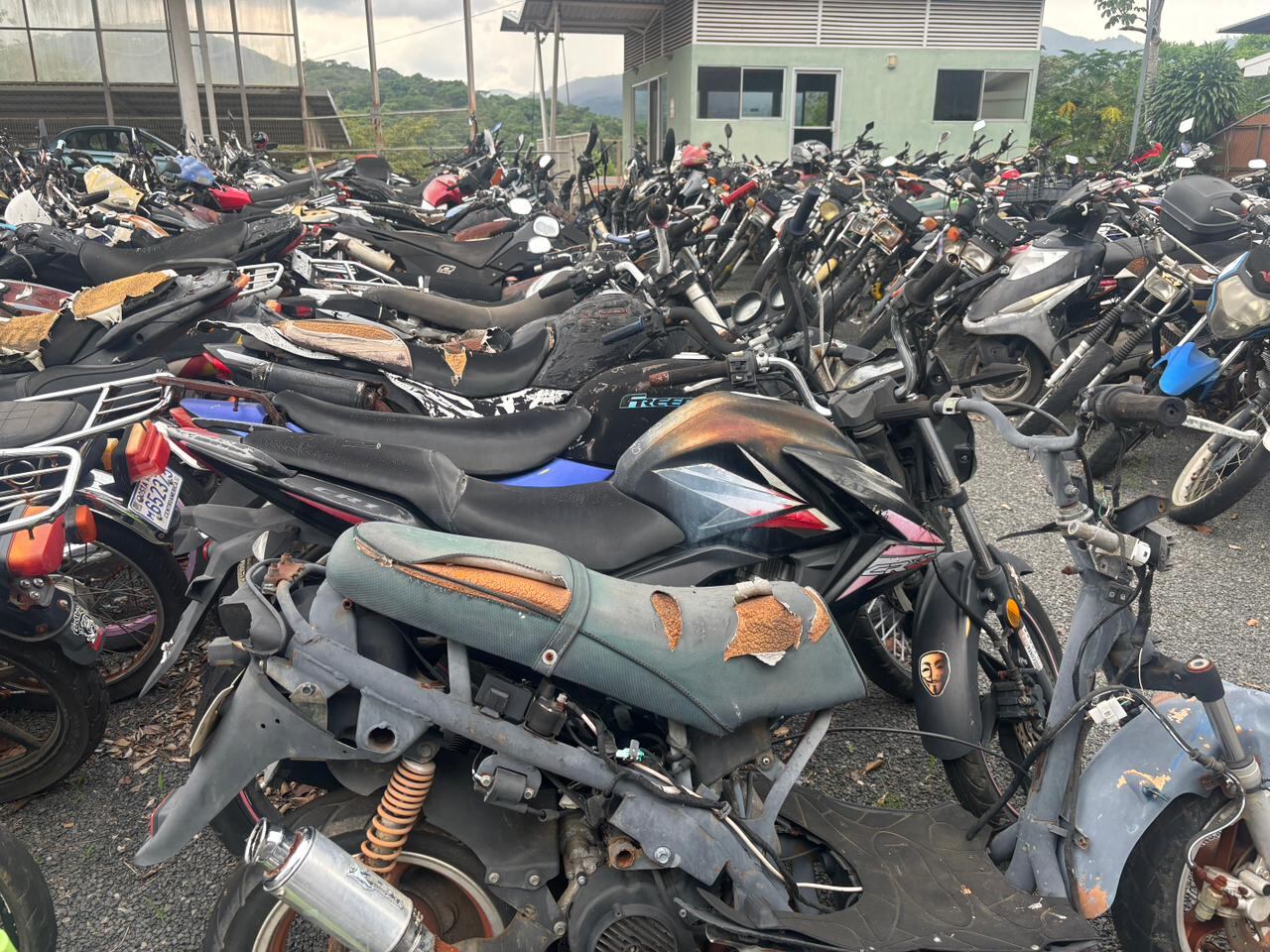 Motocicletas son acumuladas una tras otra luego de que sus dueños decidieran no reclamarlas