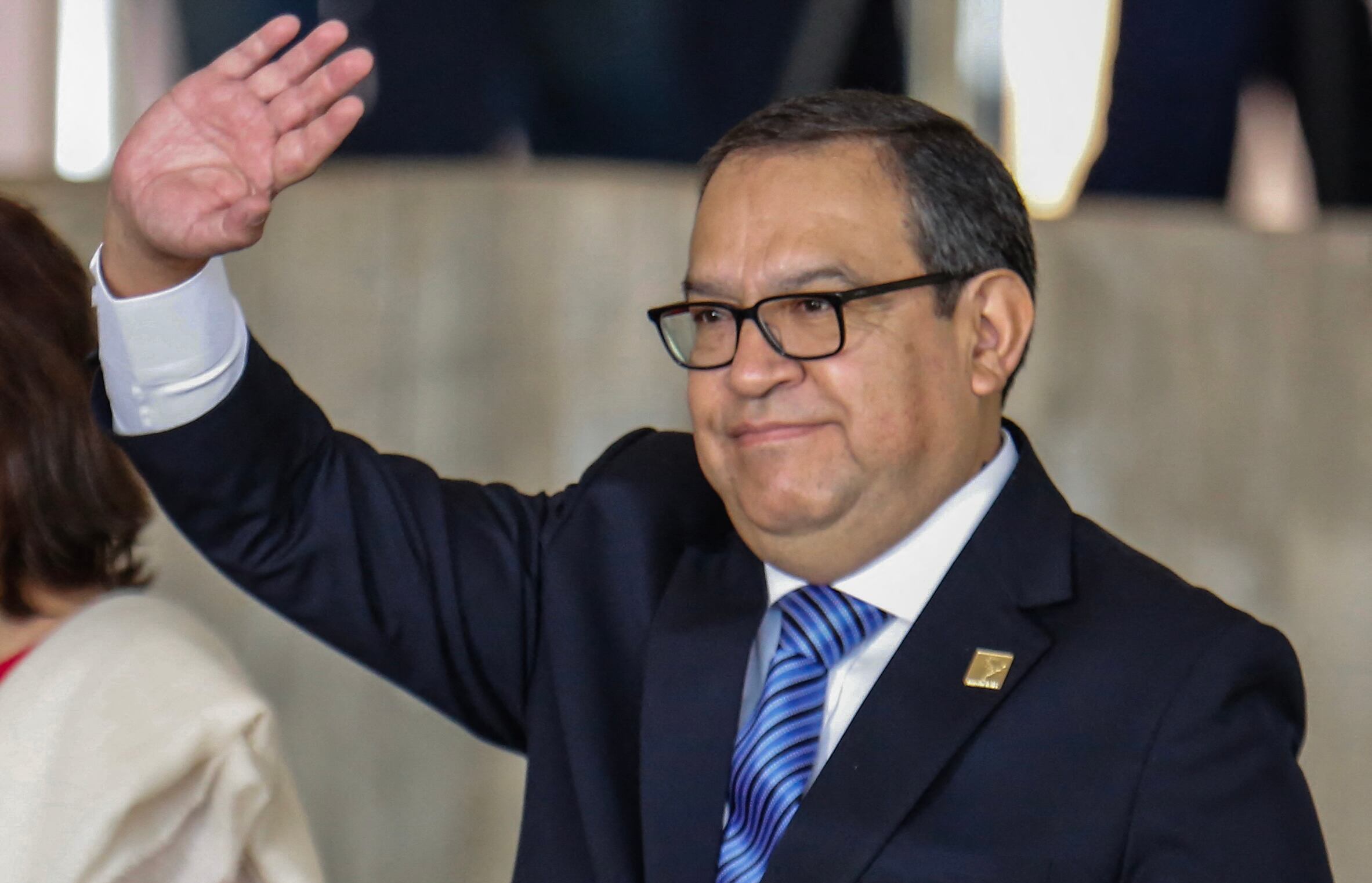 El primer ministro de Perú, Alberto Otarola, saluda a los periodistas a su llegada al palacio de Itamaraty en Brasilia el 30 de mayo de 2023.