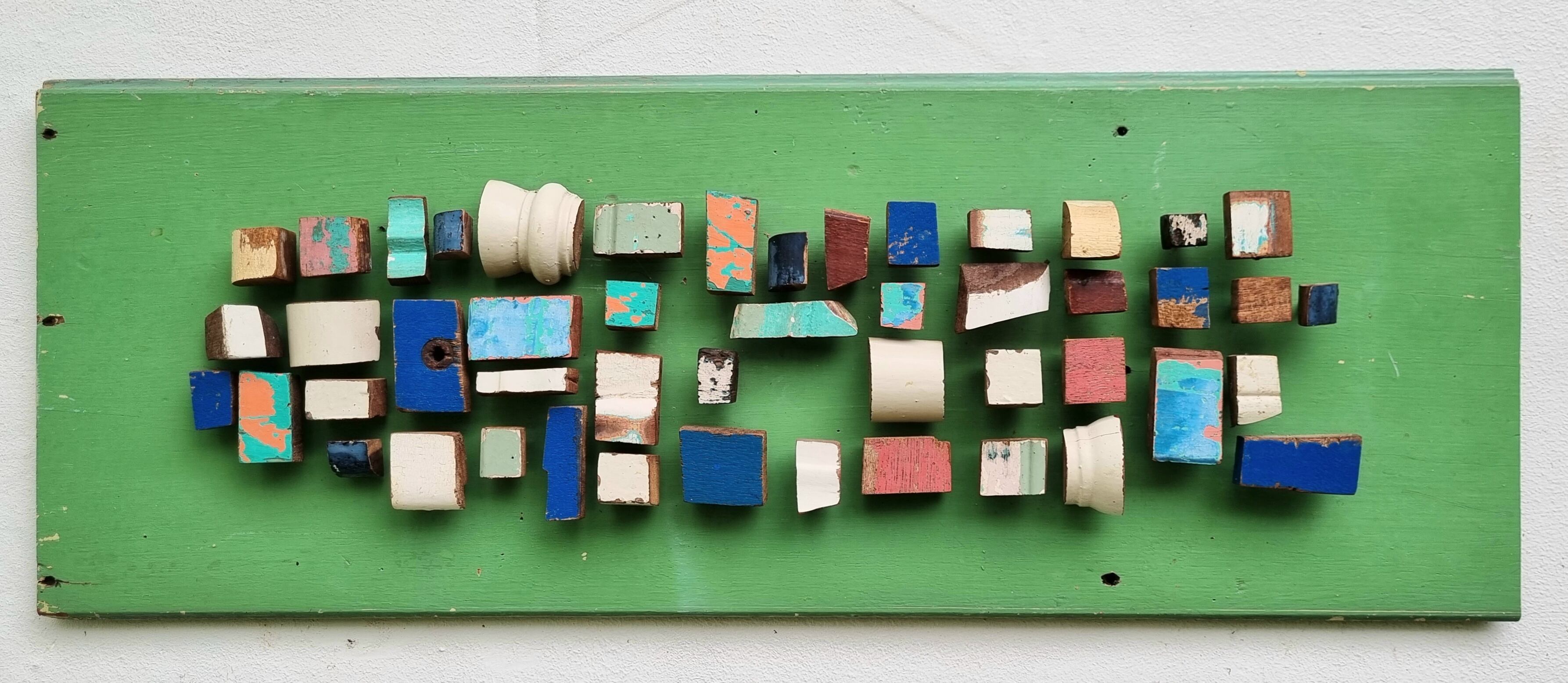 Loida Pretiz trabaja con materiales como la madera, principalmente, para construir sus ensamblajes.