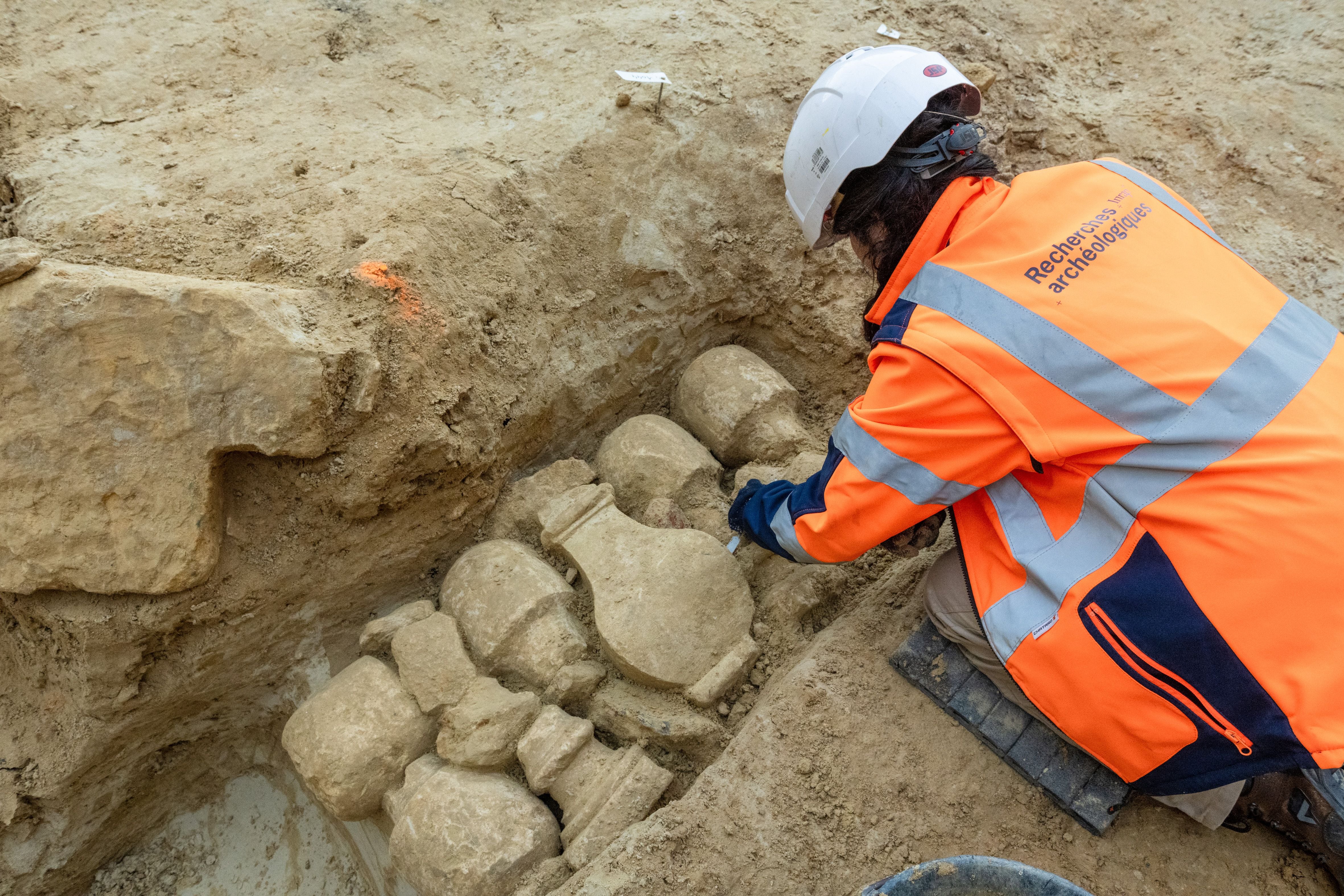 Esculturas, drenajes y un orinal de élite fueron hallados en zonas nobles del Palacio de Versalles, revelando detalles inéditos de su historia.