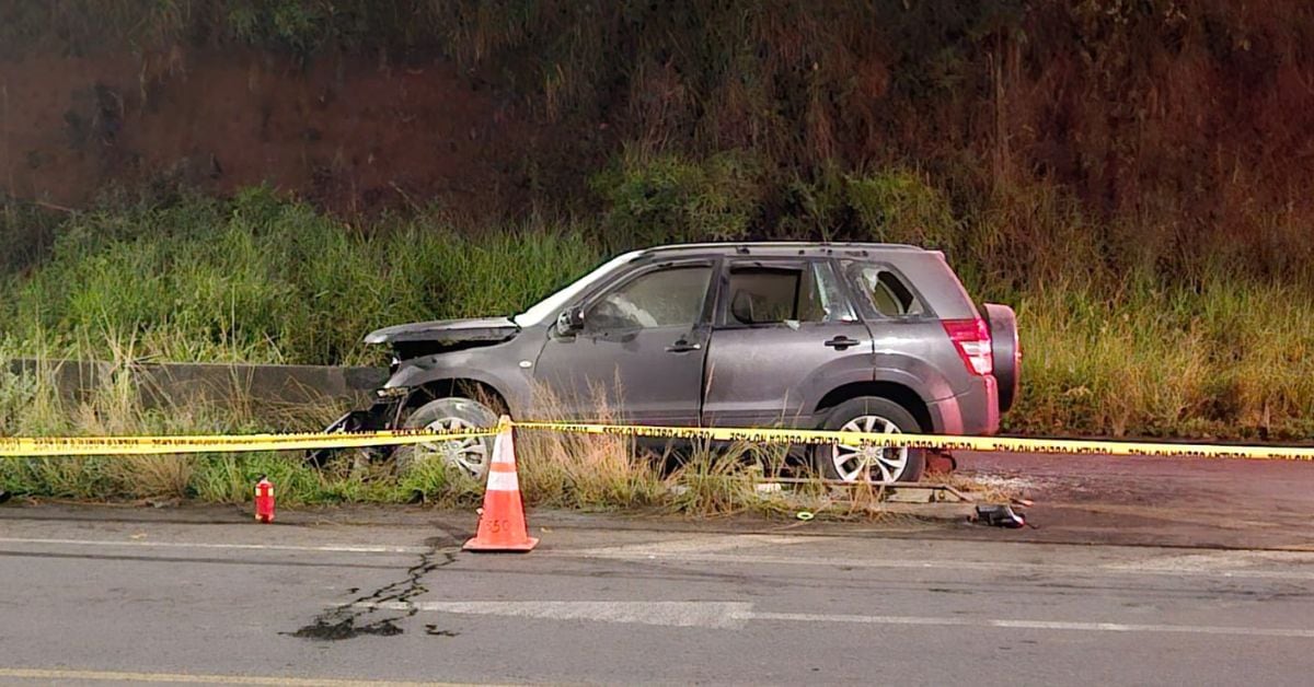 Un hombre de 63 años perdió la vida en un accidente en Santa Rita de Río Cuarto, Alajuela, luego de que, por razones desconocidas, perdiera el control del vehículo en el que viajaba y chocara contra un muro divisorio. (Foto: suministrada por Edgar Chinchilla, corresponsal GN)