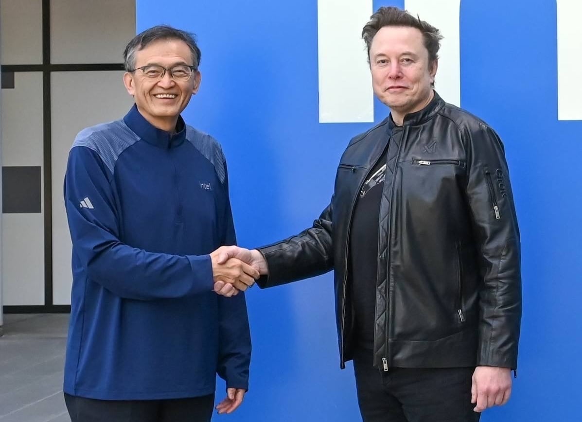 Elon Musk y Lip-Bu Tan, CEO de Intel, durante anuncio de alianza para Terafab, proyecto de fabricación de chips para Tesla, inteligencia artificial, robótica y centros de datos espaciales