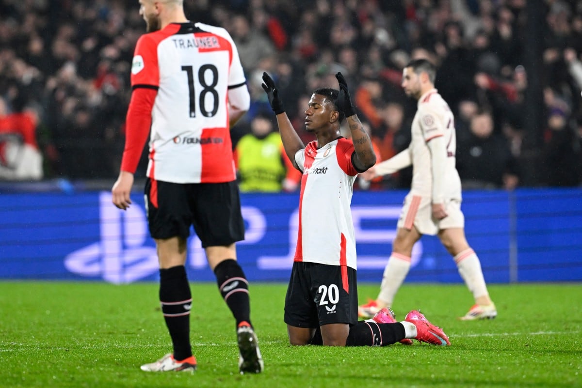 Jeyland Mitchell celebró la victoria 3 a 0 del Feyenoord contra el Bayern Múnich.