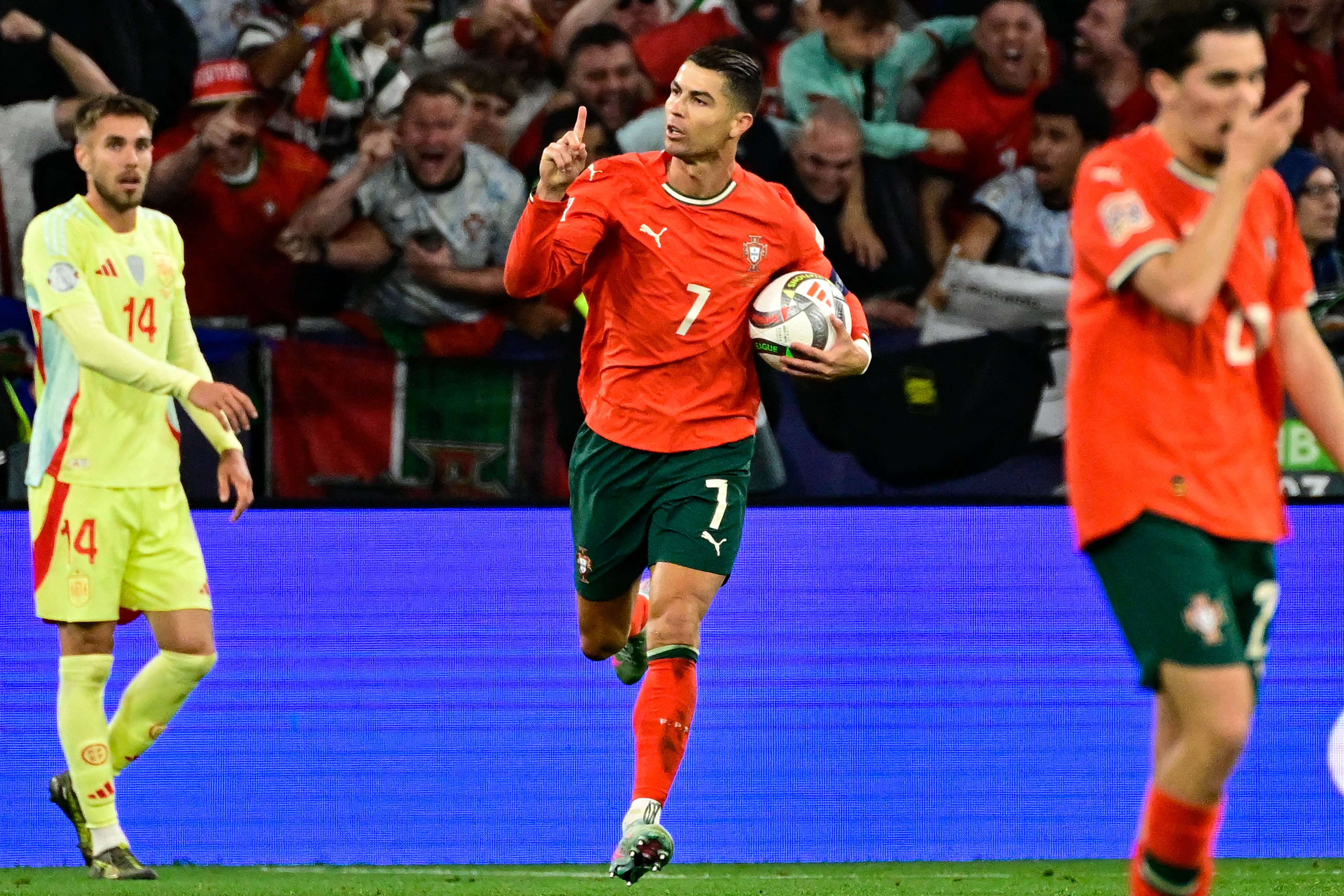 Cristiano se anticipó a Cucurella anota el gol. 2-2.
