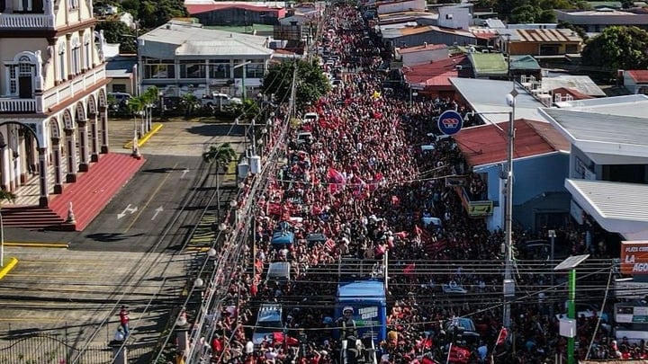 El liguismo abarrotó la calle ancha de Alajuela, celebrando el campeonato nacional con los jugadores de Liga Deportiva Alajuelense.