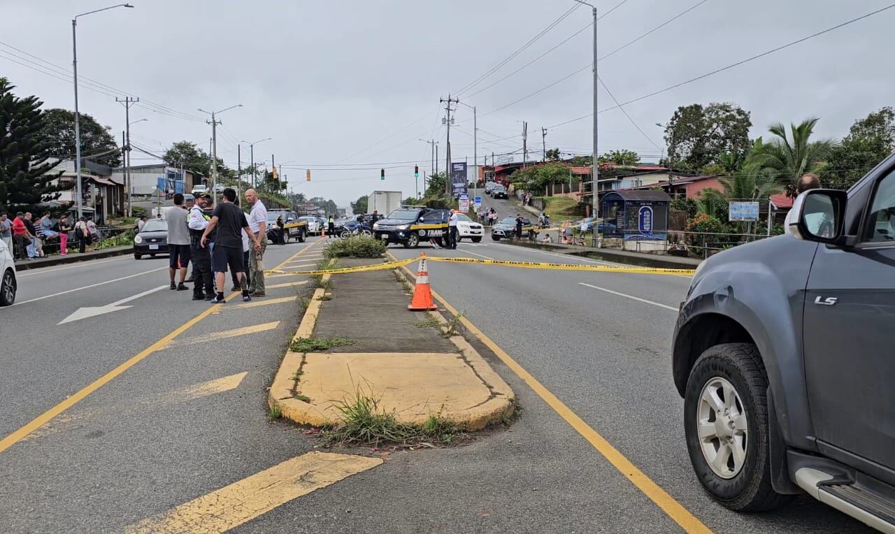 La pareja de ciclistas estaba en esta isla de cemento de la carretera a la espera de cruzar al otro lado cuando sobrevino la tragedia. Foto: Mario Cordero.
