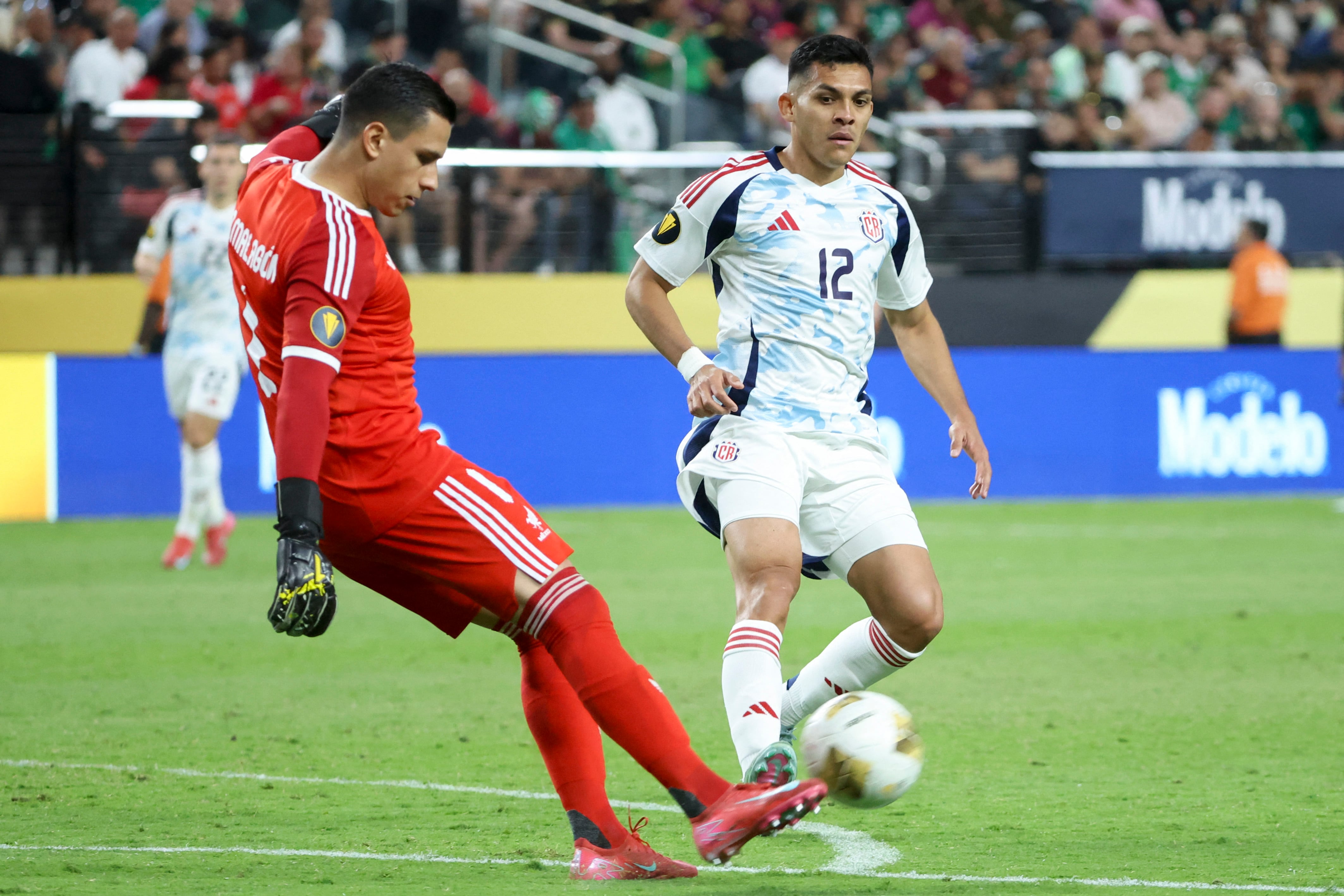 Alonso Martínez tuvo una ocasión muy clara en el partido entre la Selección de Costa Rica y México, pero el balón pegó en el palo.