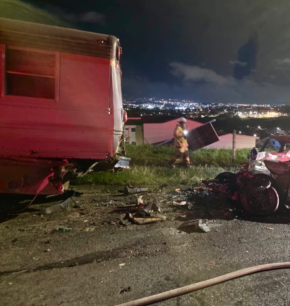 El pick up se salió de la calle y chocó contra un bus estacionado. Foto Bomberos.